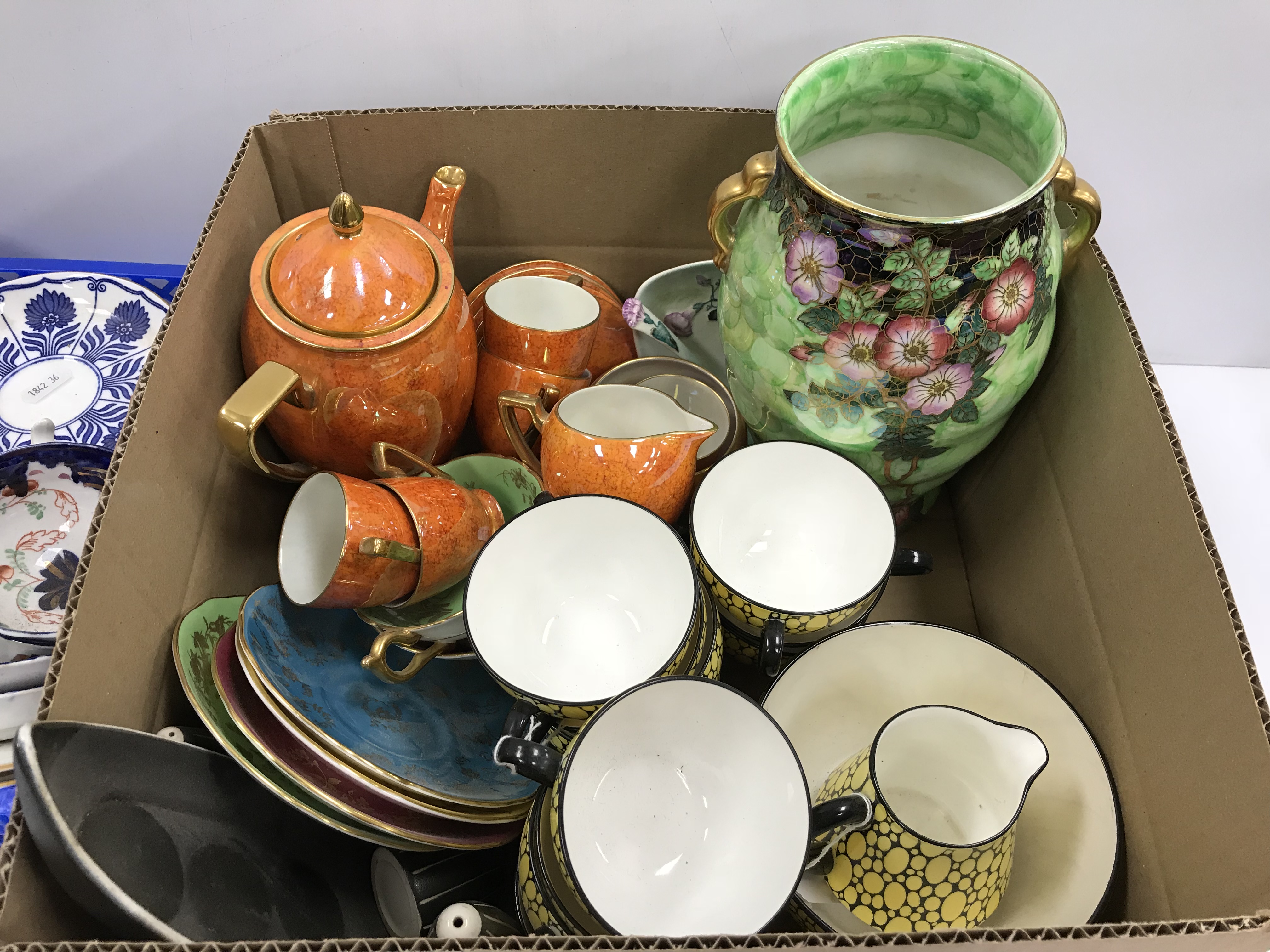 A Carltonware mottled amber and gilt decorated coffee set comprising pot, cream jug, - Bild 2 aus 3