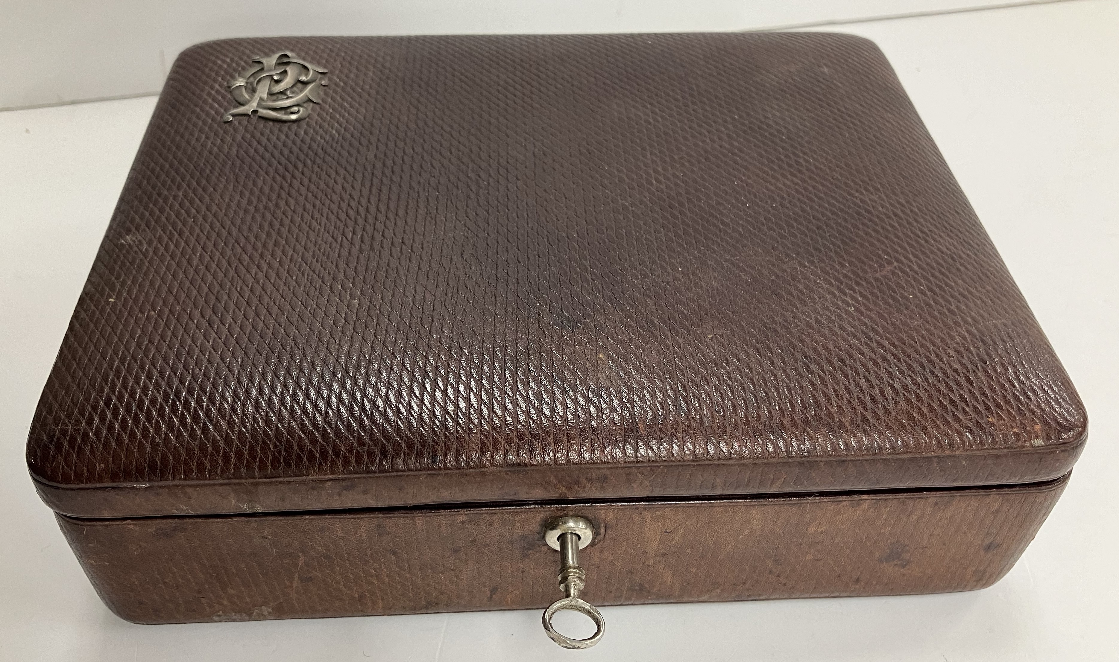 A red leather bound card and counter box, inscribed "Isakof 6Bd des Italiens Paris, - Bild 2 aus 2