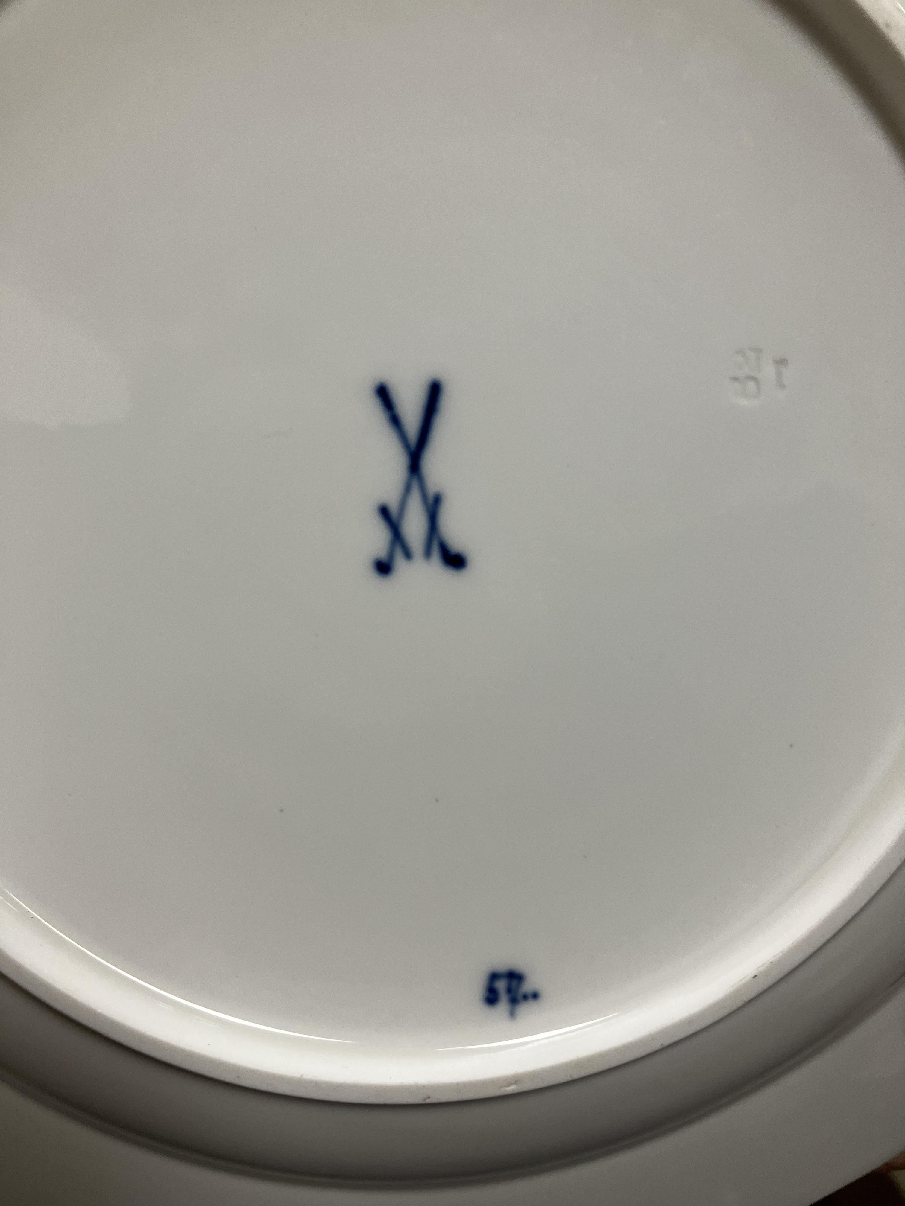 A collection of twelve Meissen "Blue Onion" pattern plates bearing blue crossed swords marks to - Image 32 of 46