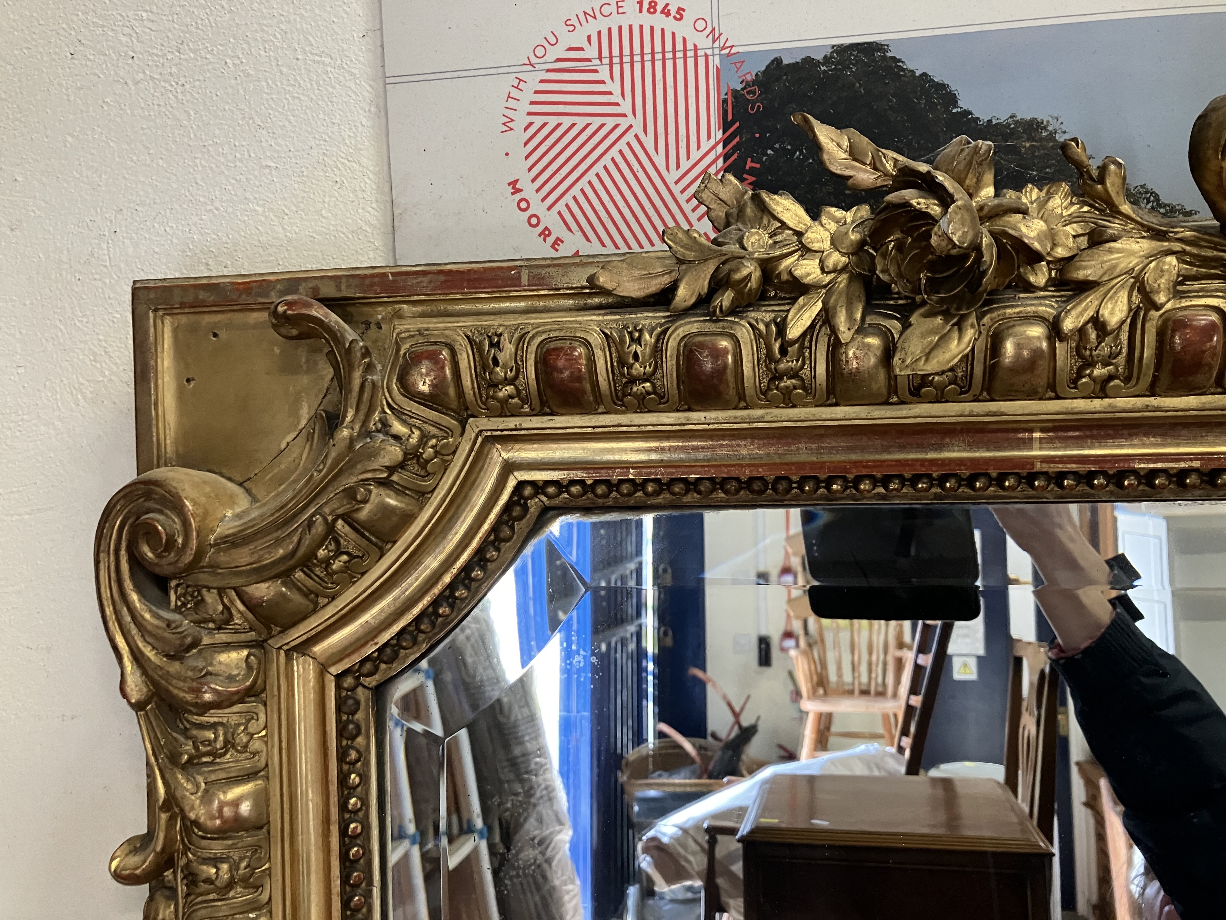 A Victorian carved giltwood and gesso framed over mantel mirror with shell and foliate carved - Bild 17 aus 51