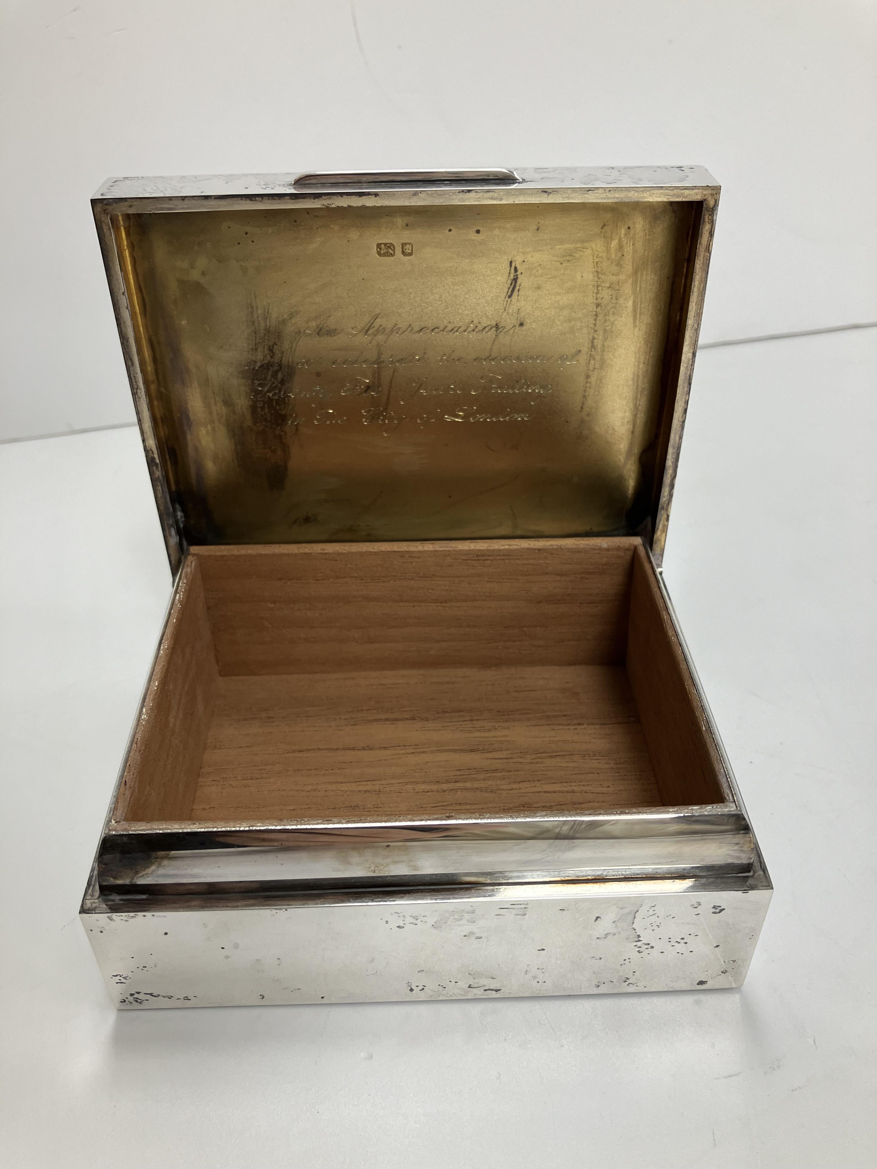 A mid 20th Century silver cigarette box, initalled to lid "LWG", - Bild 3 aus 3