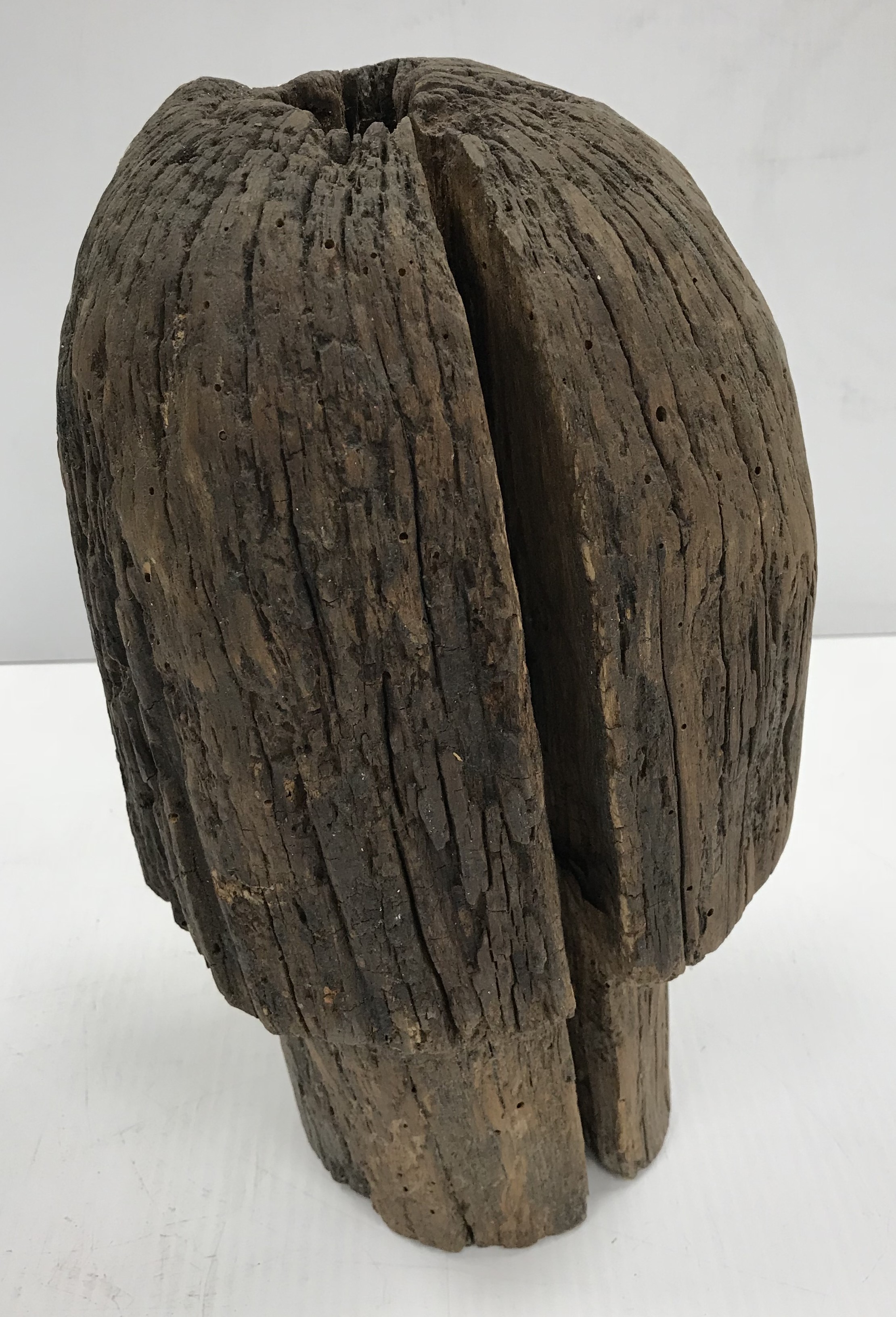 A carved treenware head study in the ancient manner 31 cm high x 19 cm wide - Bild 2 aus 2