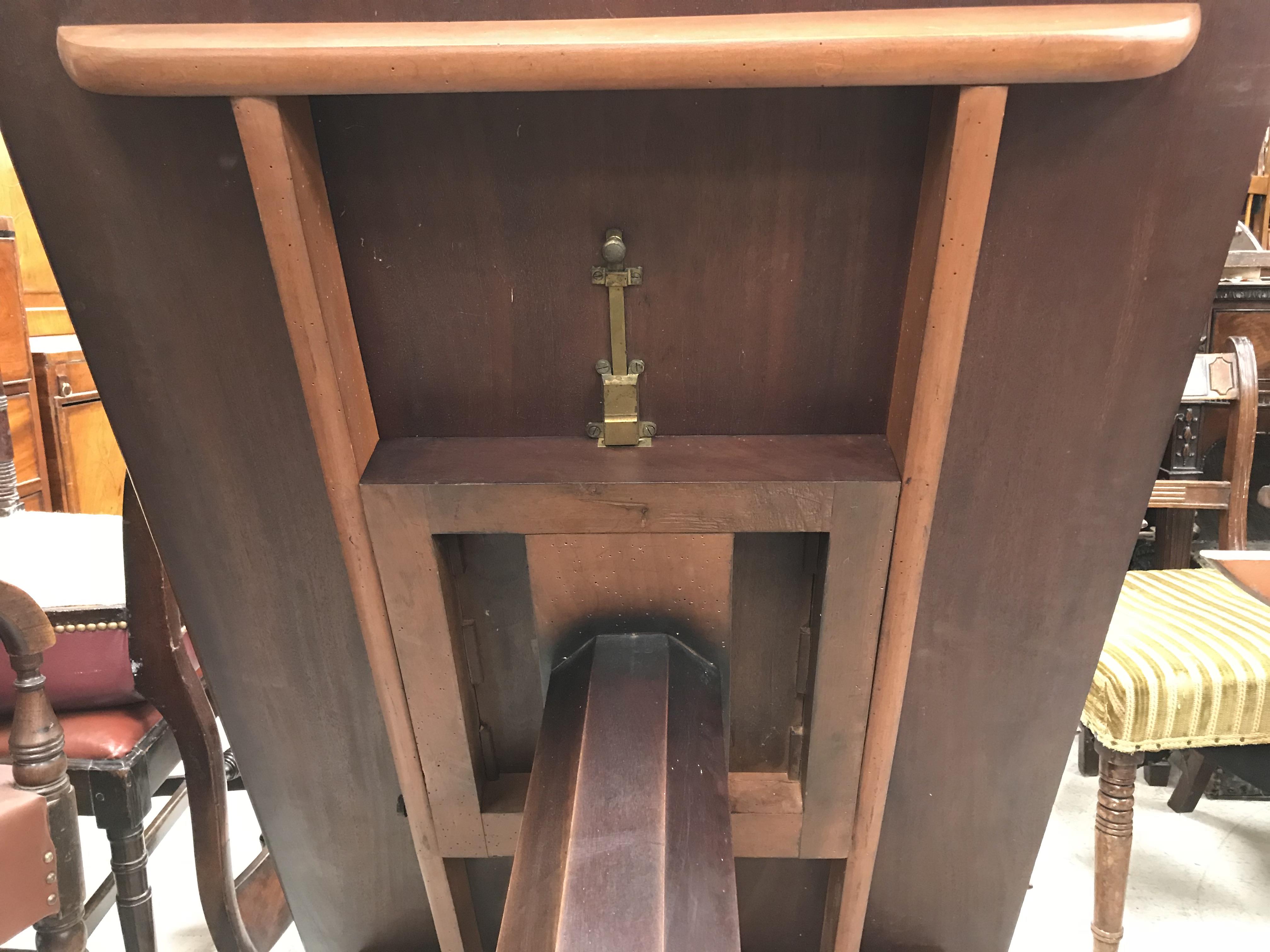 A 19th Century mahogany triple pillar dining table, - Bild 31 aus 38