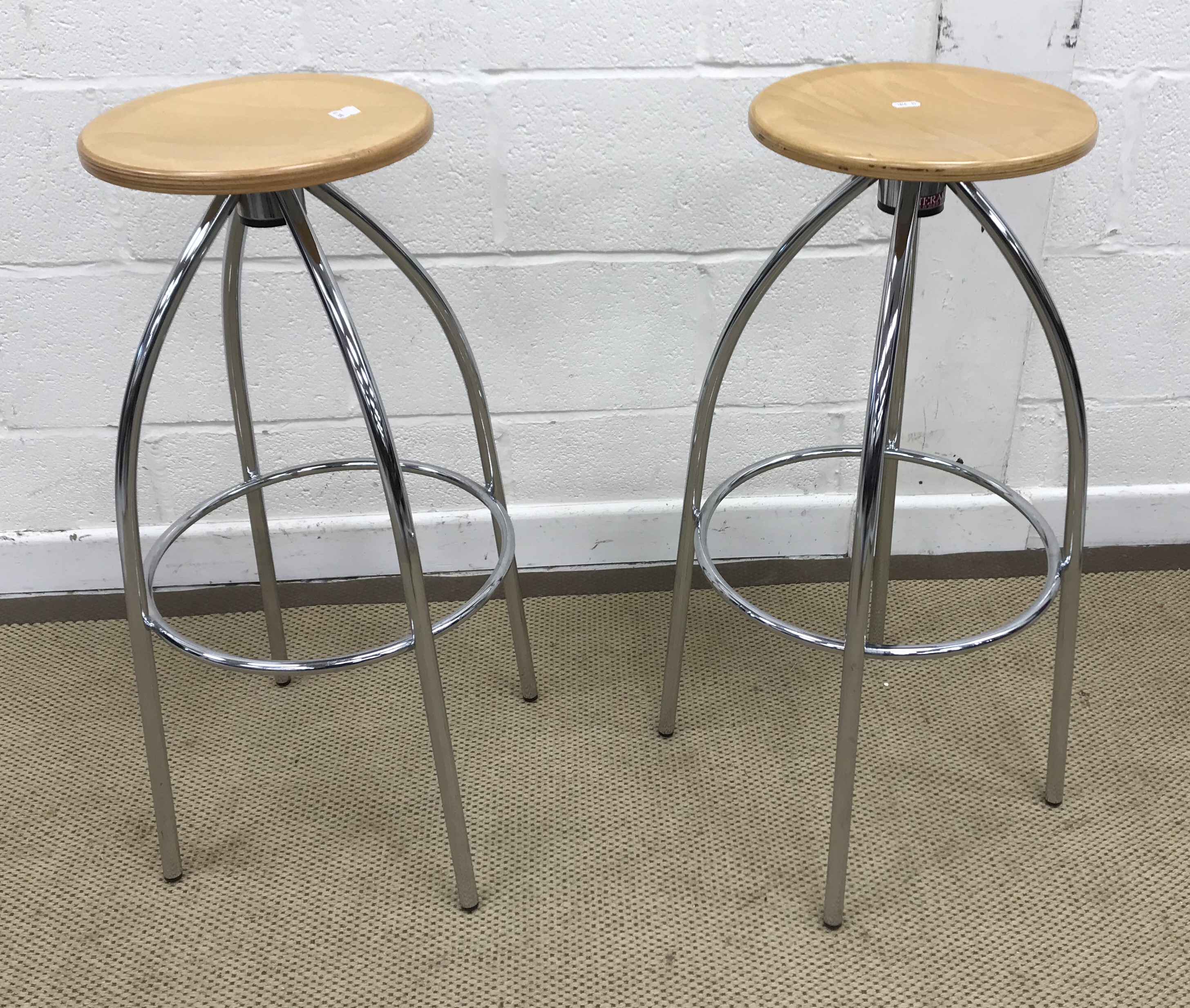 A pair of Merak plywood seated stools on chrome framed bases, 30 cm diameter x 78 cm high, - Bild 2 aus 6