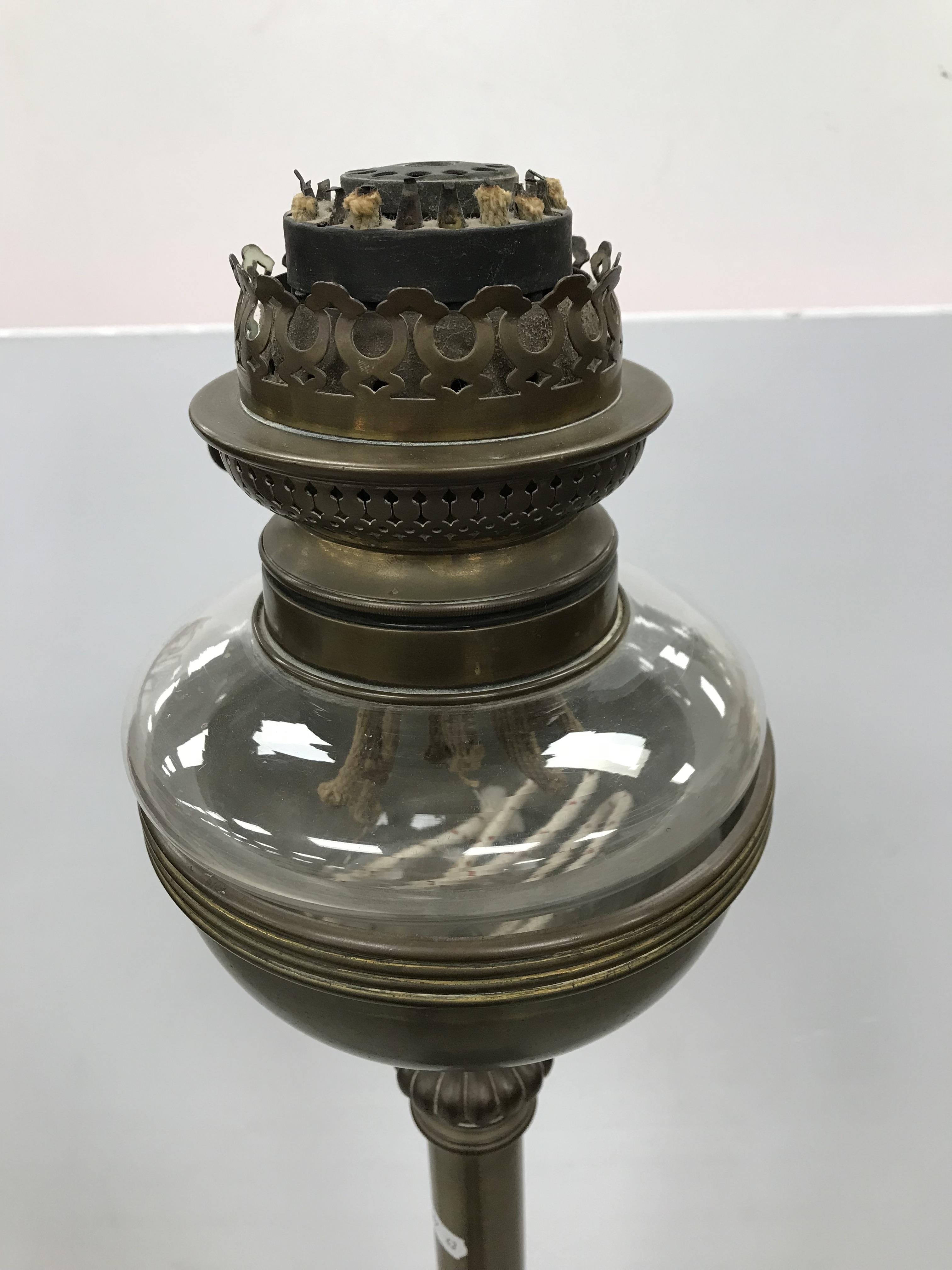 A late Victorian brass column oil standard lamp with clear glass reservoir and diamant burner 131 - Bild 2 aus 4