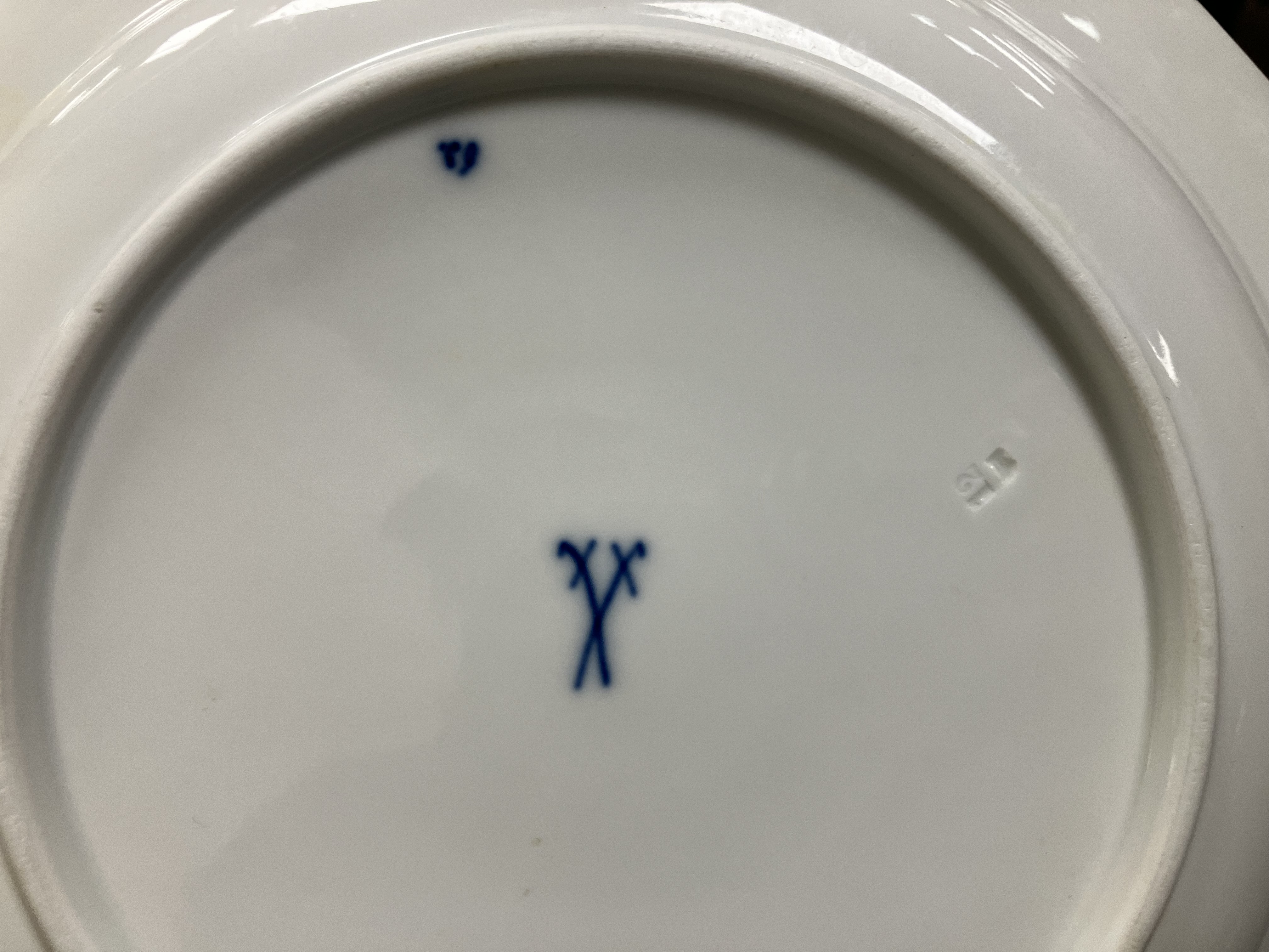 A collection of twelve Meissen "Blue Onion" pattern plates bearing blue crossed swords marks to - Image 9 of 46