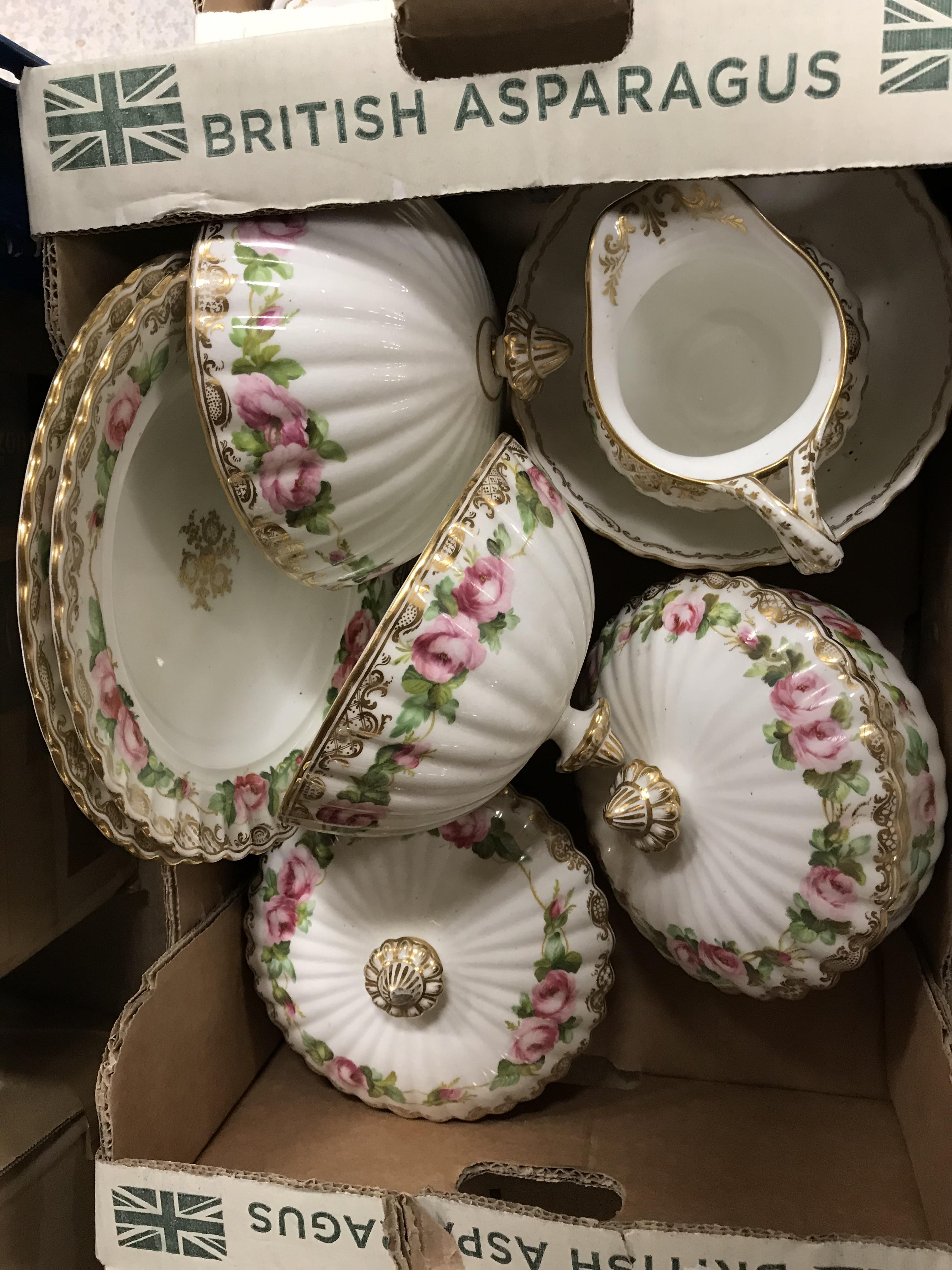 A large collection of china wares to include plates, saucers, teapots, etc. - Image 5 of 37