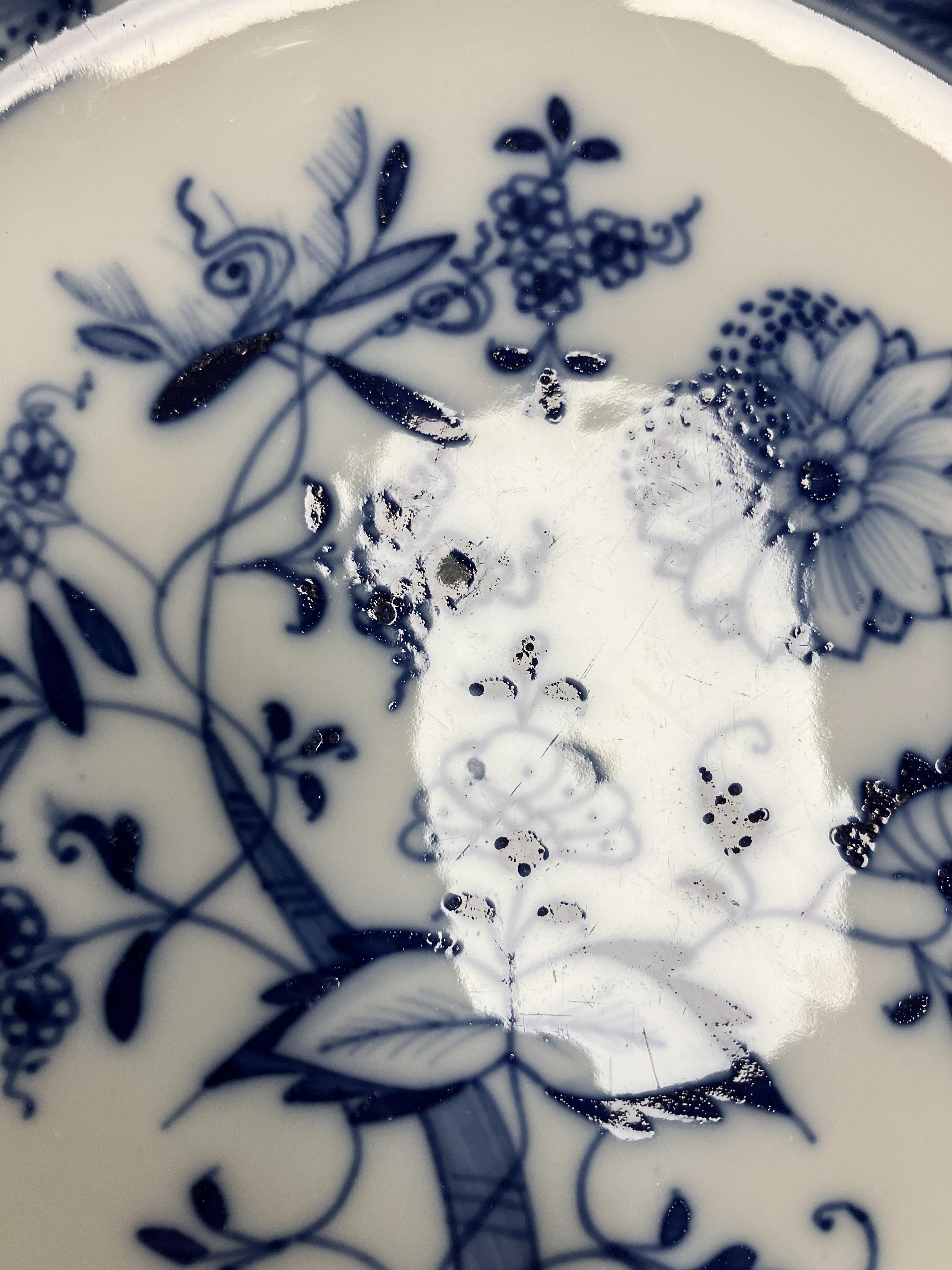 A collection of twelve Meissen "Blue Onion" pattern plates bearing blue crossed swords marks to - Image 39 of 46