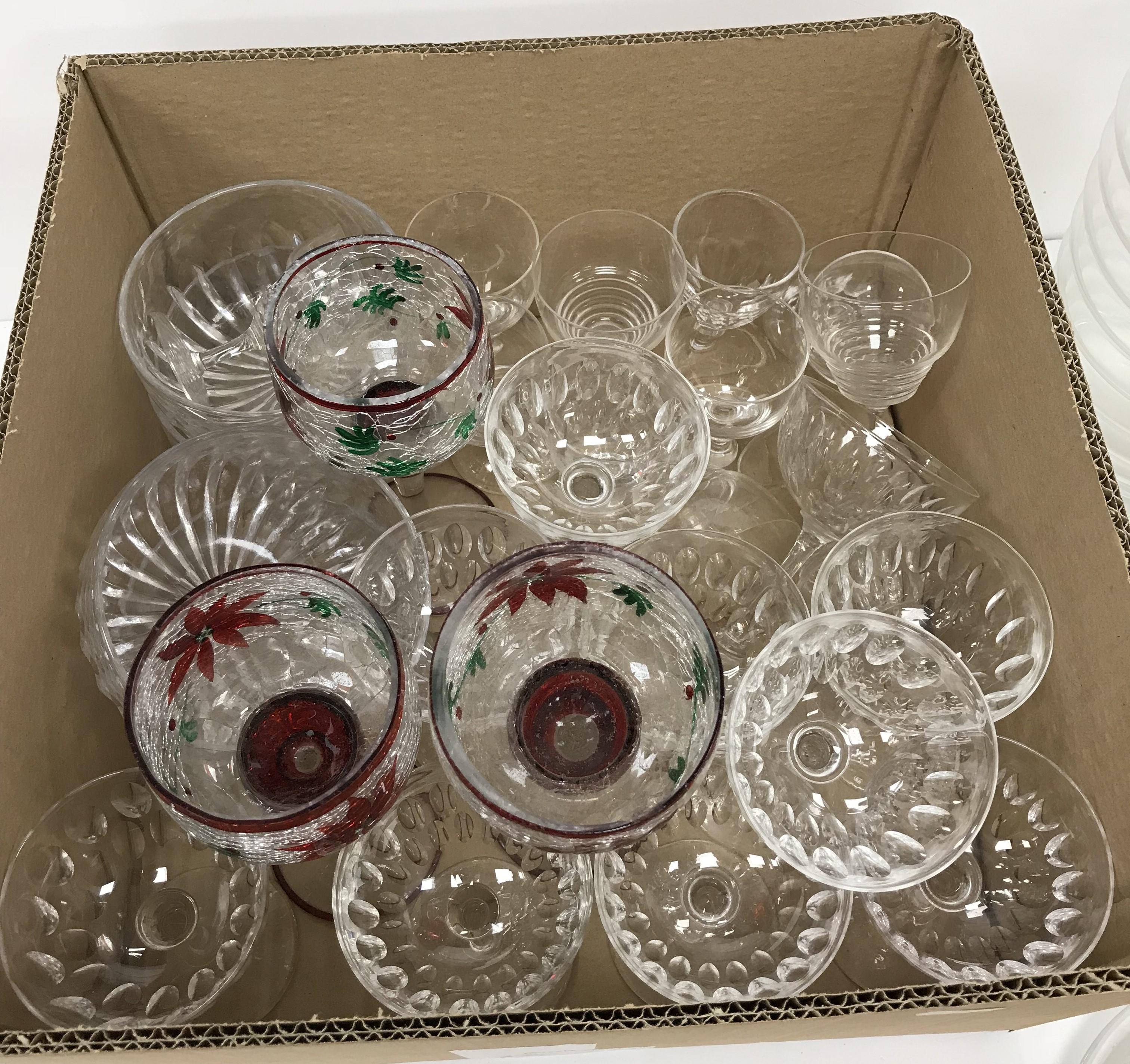 A box containing assorted glassware to include four finger bowls, ten champagne saucers, - Bild 2 aus 2