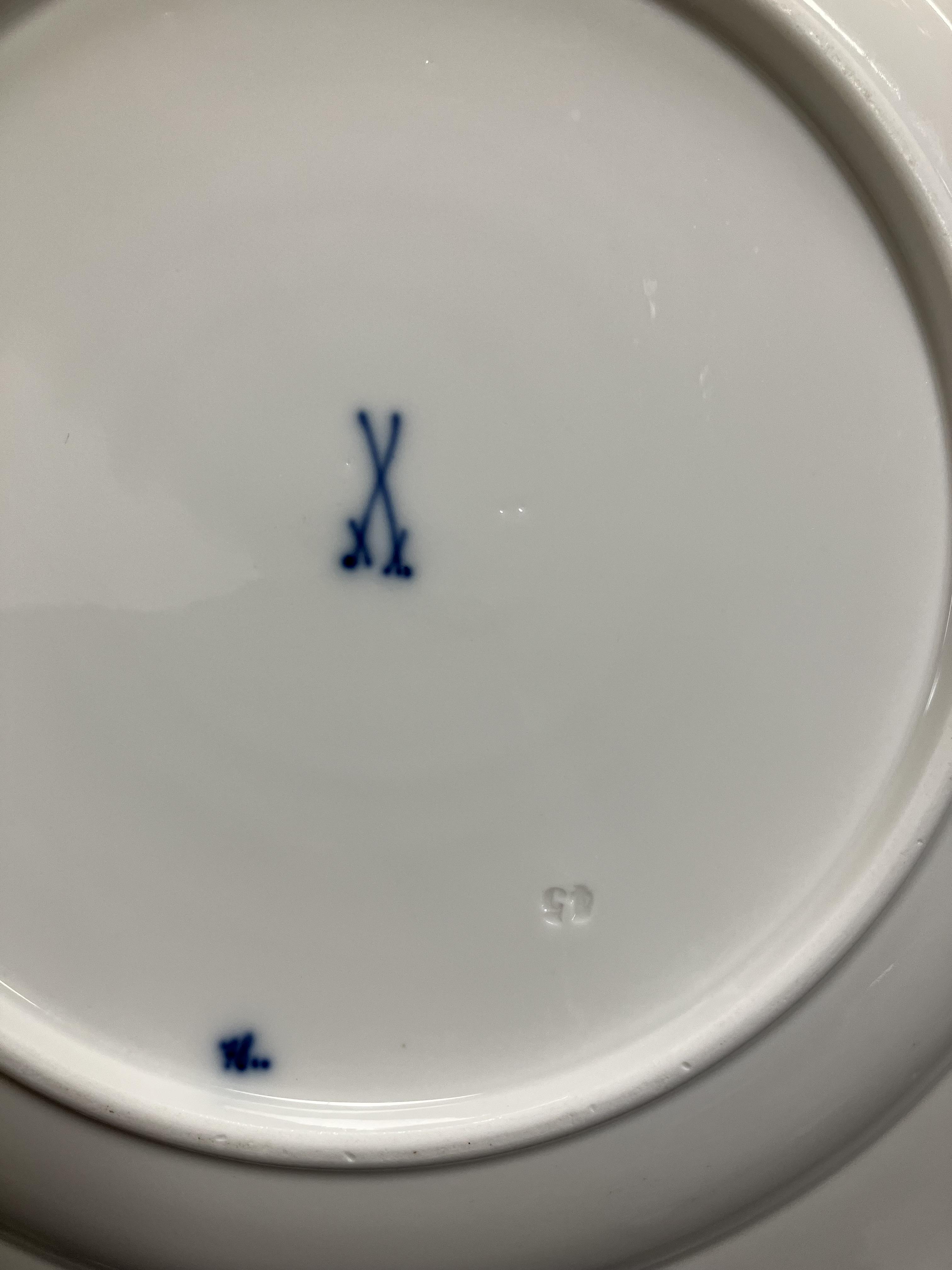A collection of twelve Meissen "Blue Onion" pattern plates bearing blue crossed swords marks to - Image 12 of 46