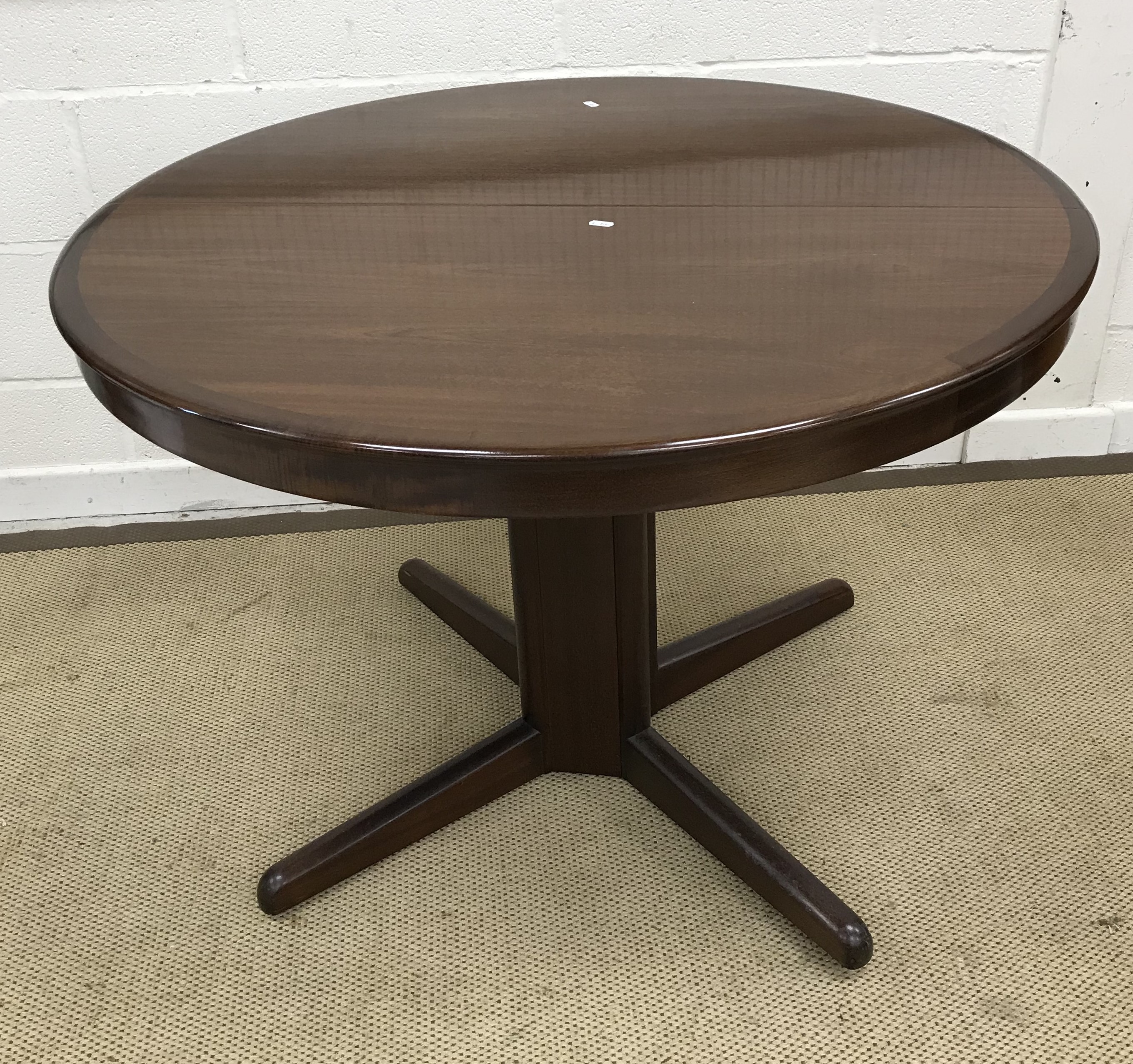 A mid to late 20th Century Danish mahogany circular extending dining table on pedestal quadruped - Bild 2 aus 4