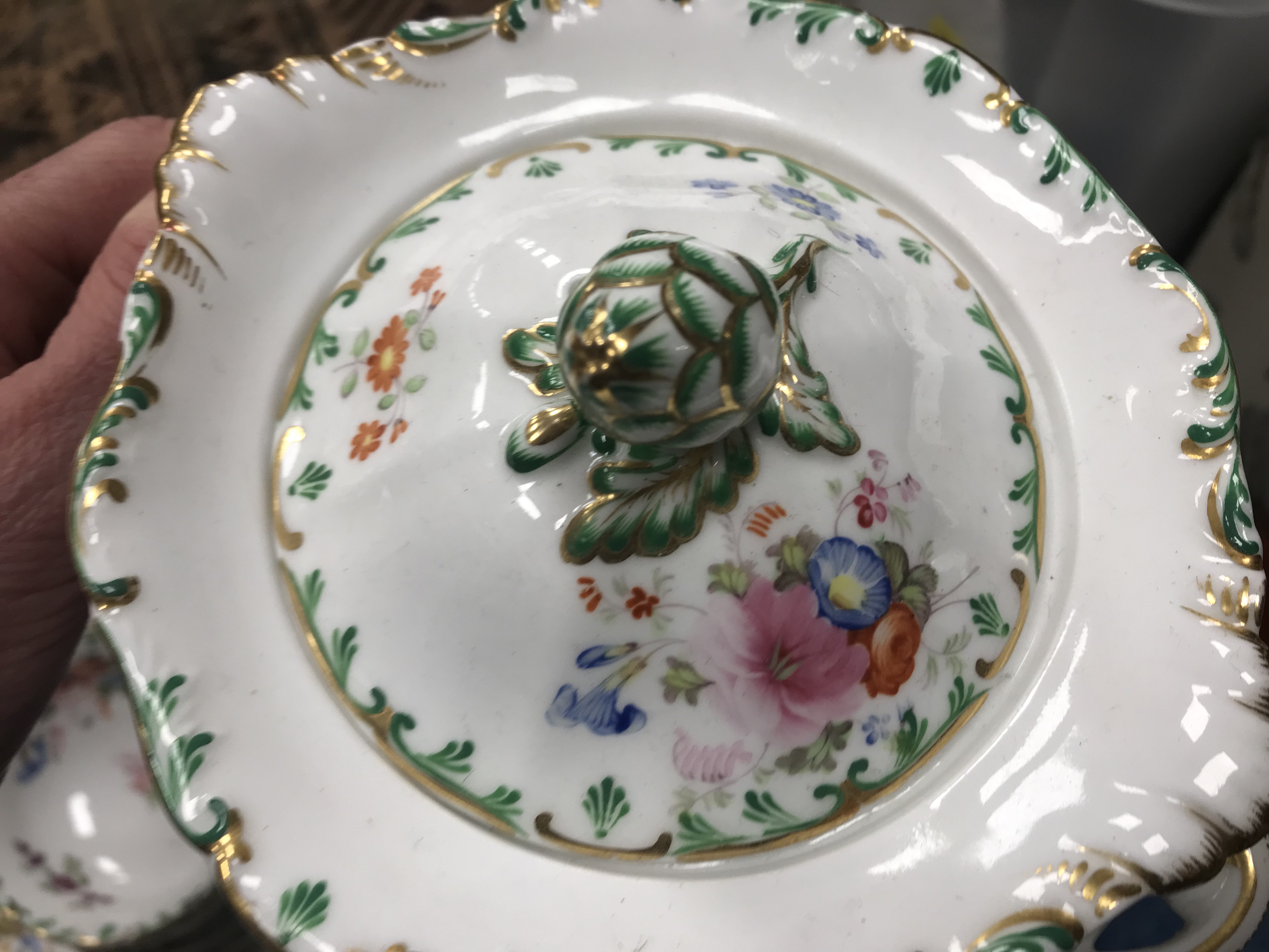 A large collection of china wares to include plates, saucers, teapots, etc. - Image 17 of 37