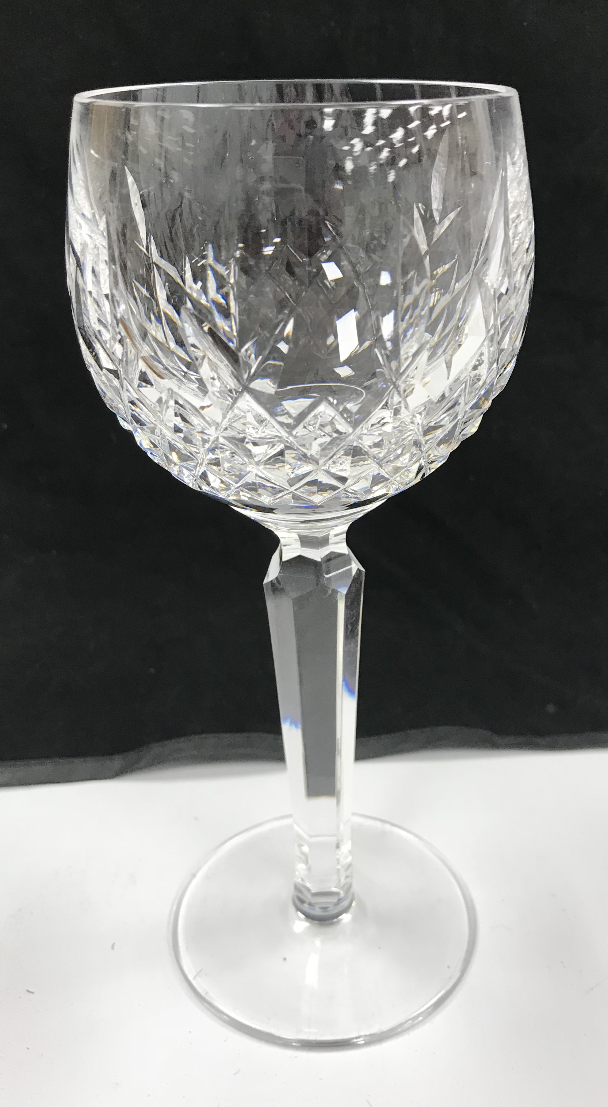 A Waterford pineapple cut glass baluster shaped decanter and faceted stopper, 33 cm high, - Bild 3 aus 4