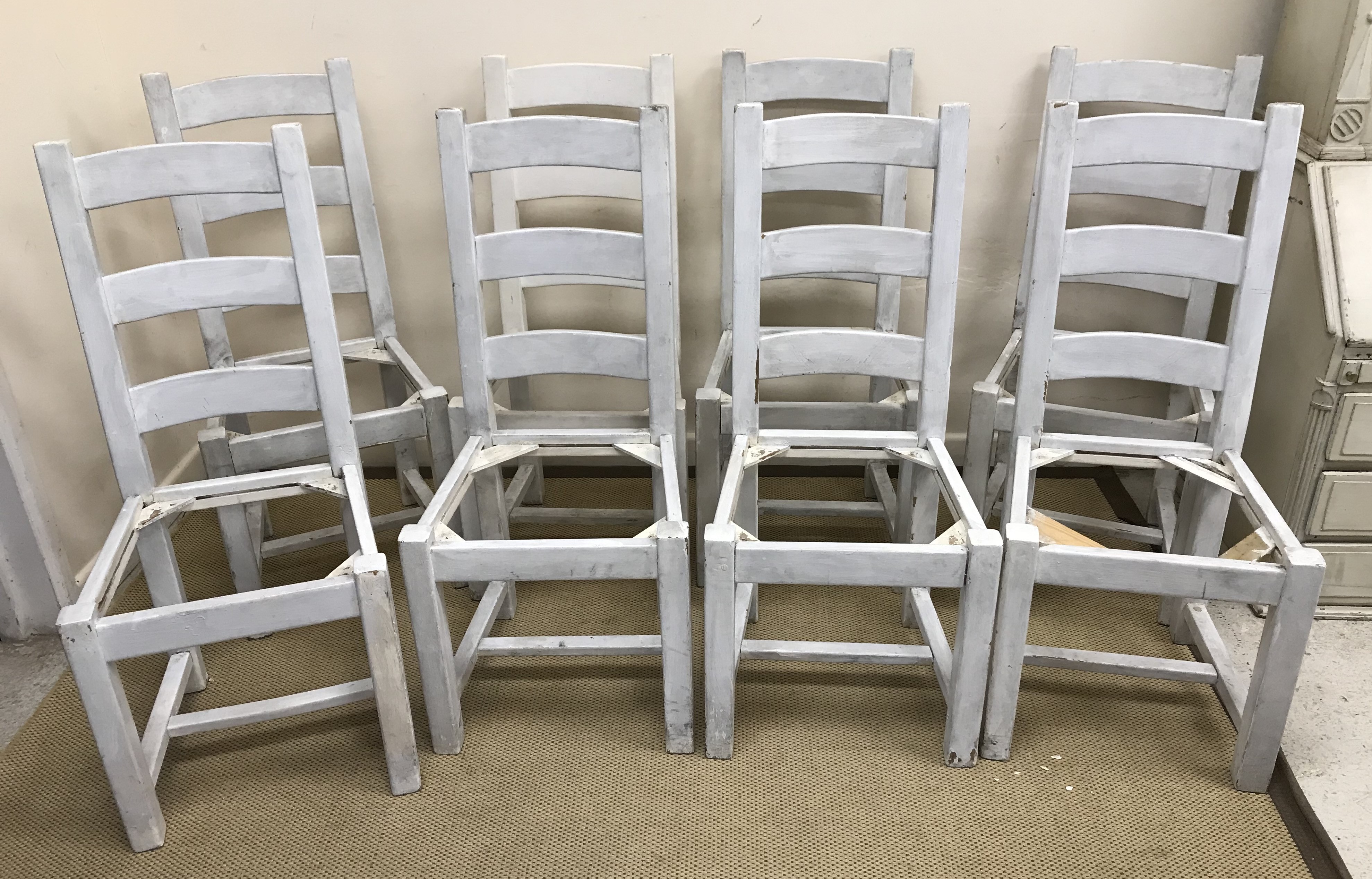 A modern oak and painted farmhouse style kitchen table, - Image 3 of 3