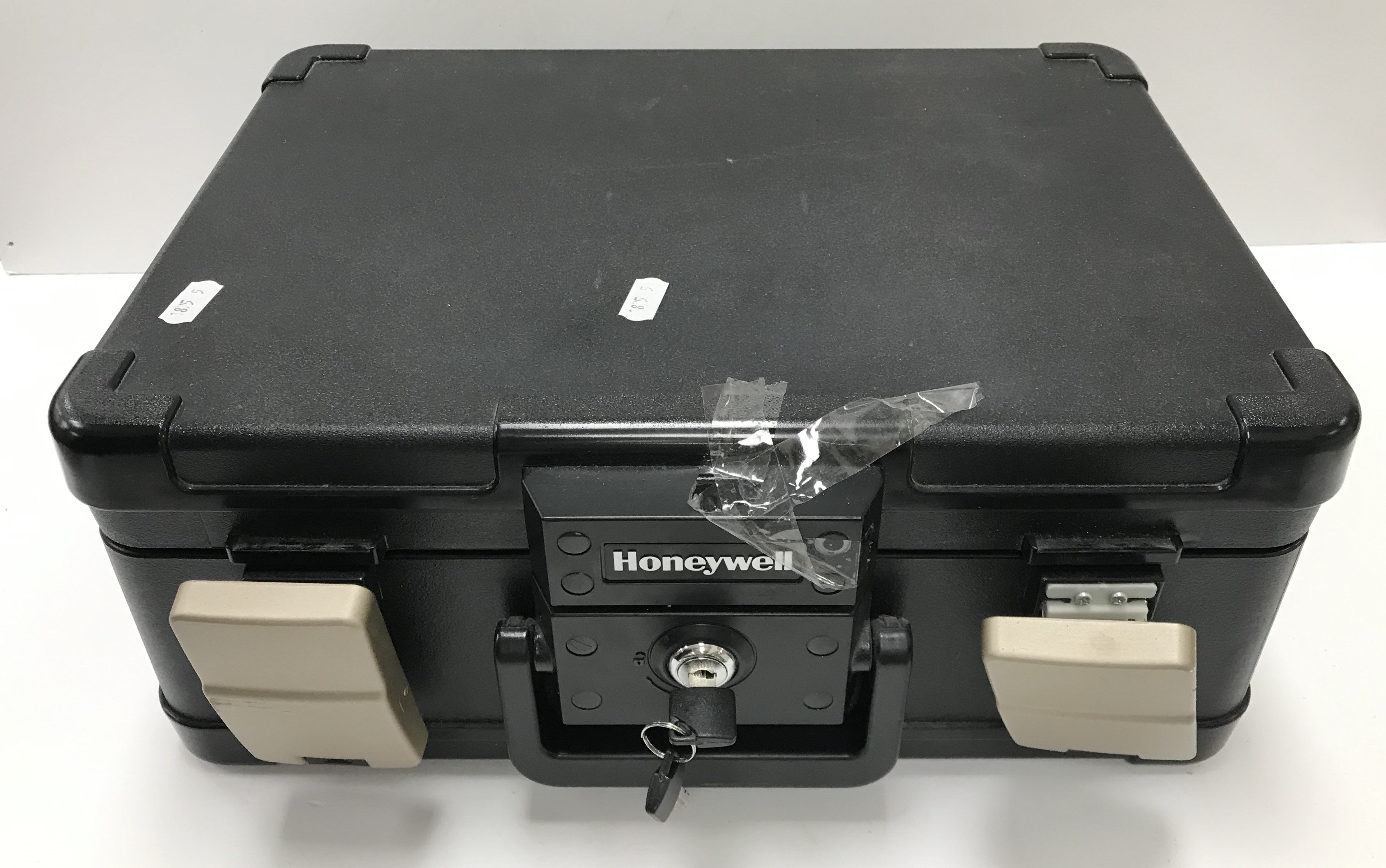 A Honeywell heavy duty lock box 40 cm x 31 cm x 17 cm