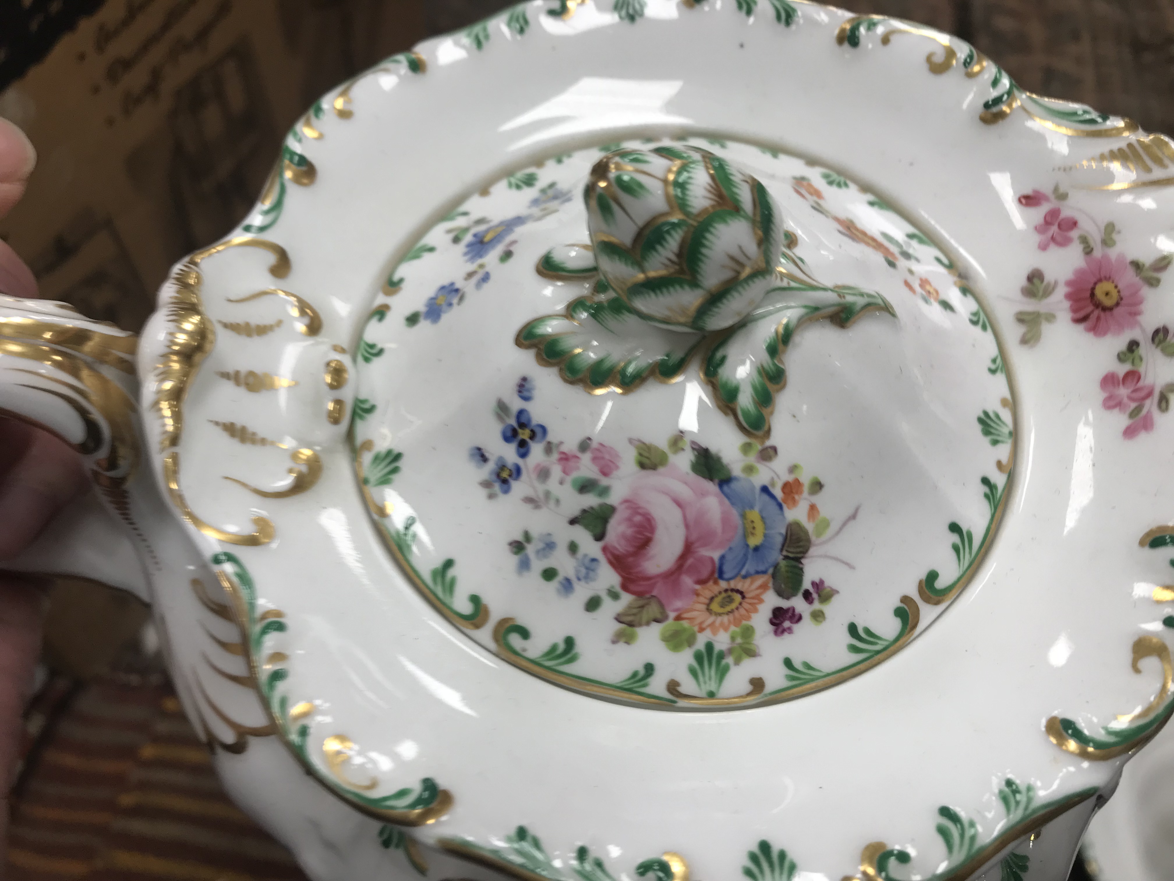 A large collection of china wares to include plates, saucers, teapots, etc. - Image 25 of 37