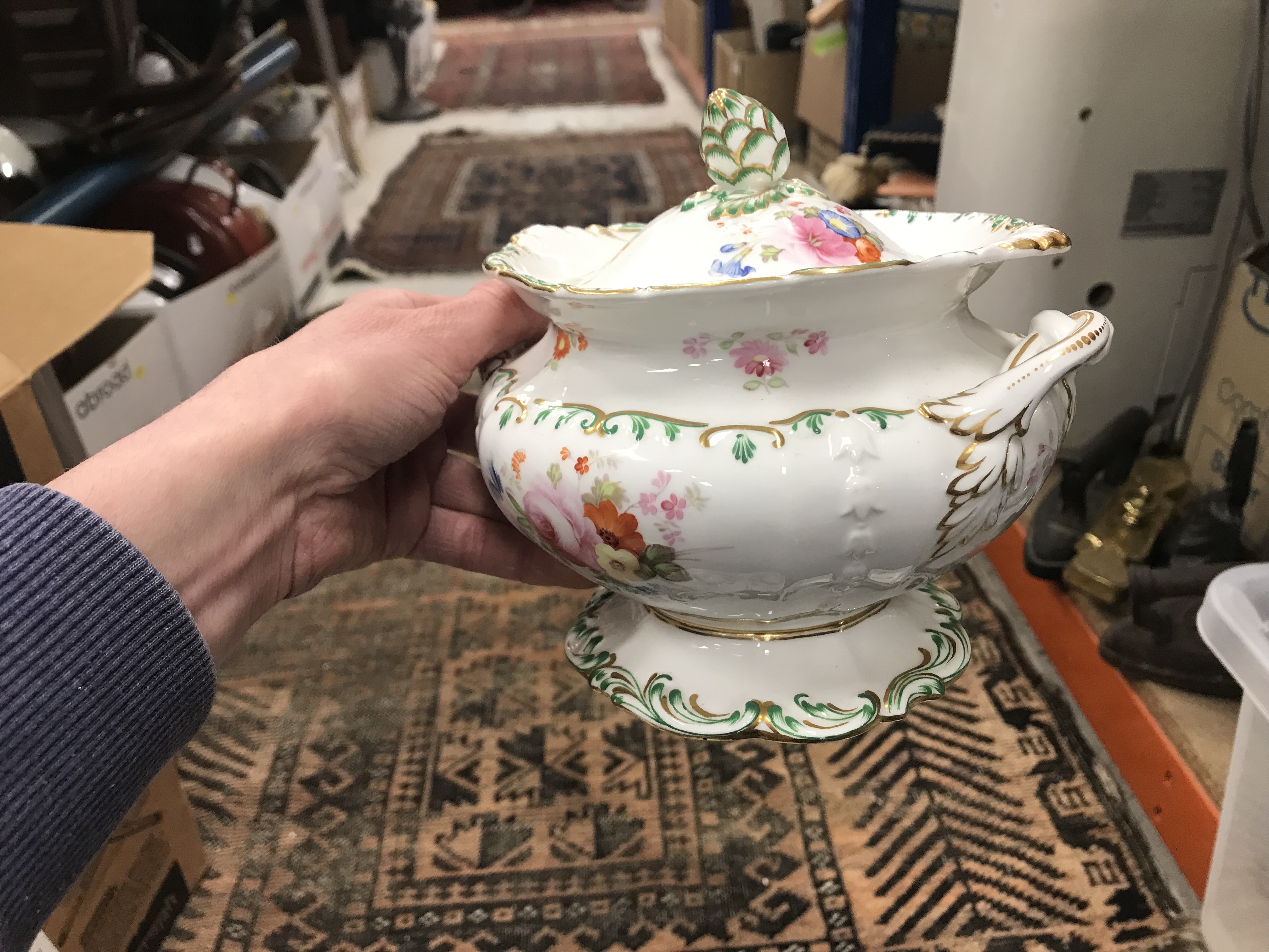 A large collection of china wares to include plates, saucers, teapots, etc. - Image 18 of 37