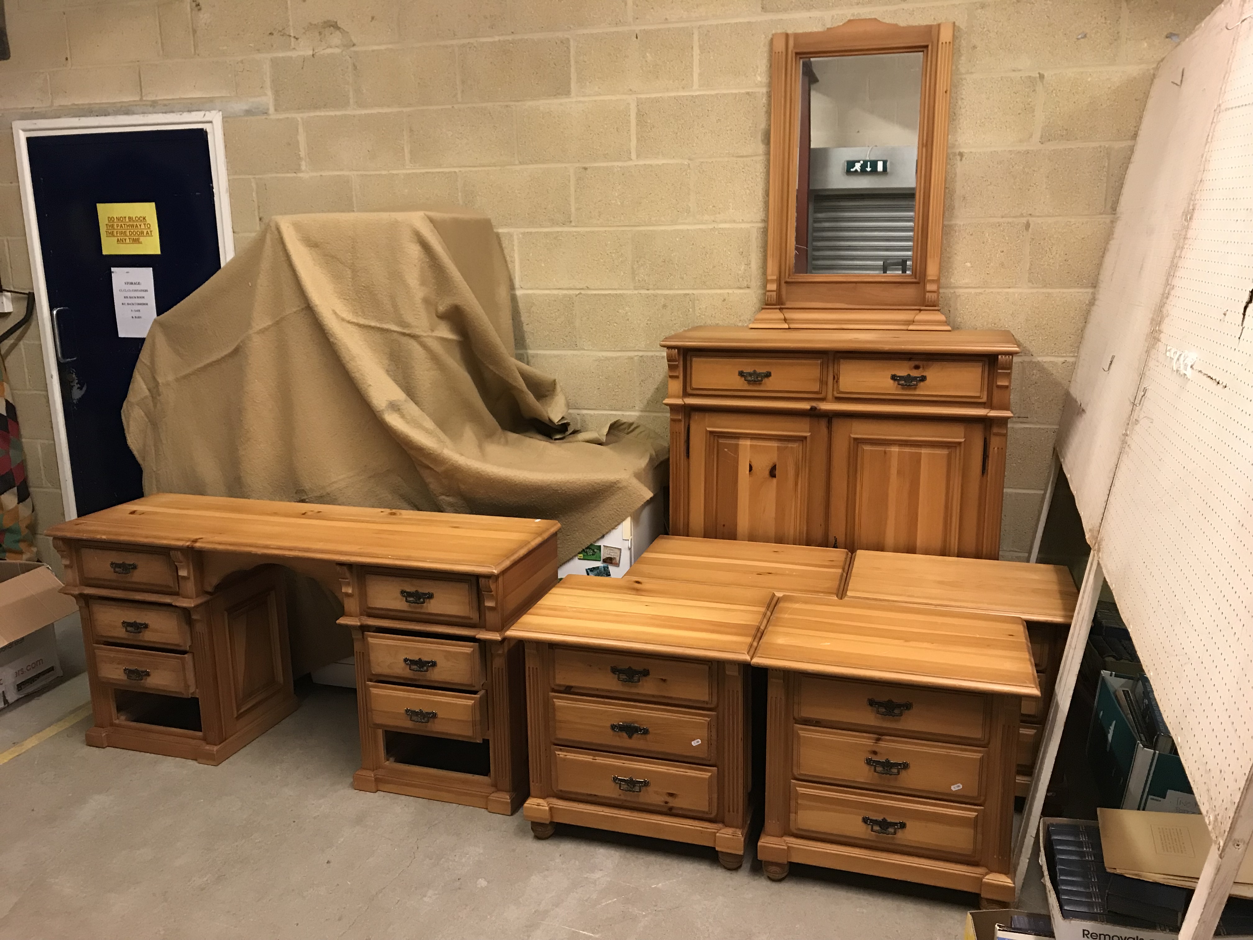 A suite of pine bedroom furniture including a set of four three drawer bedside chests, - Bild 3 aus 4