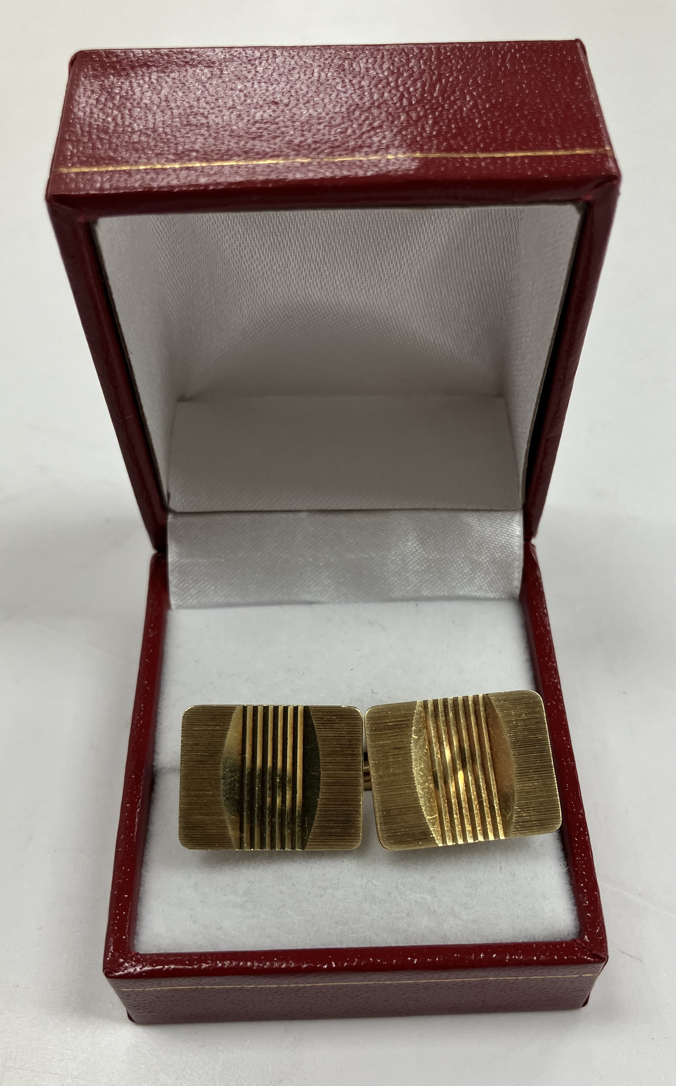 A pair of 14 carat gold gent's cufflinks of rectangular form, 11.