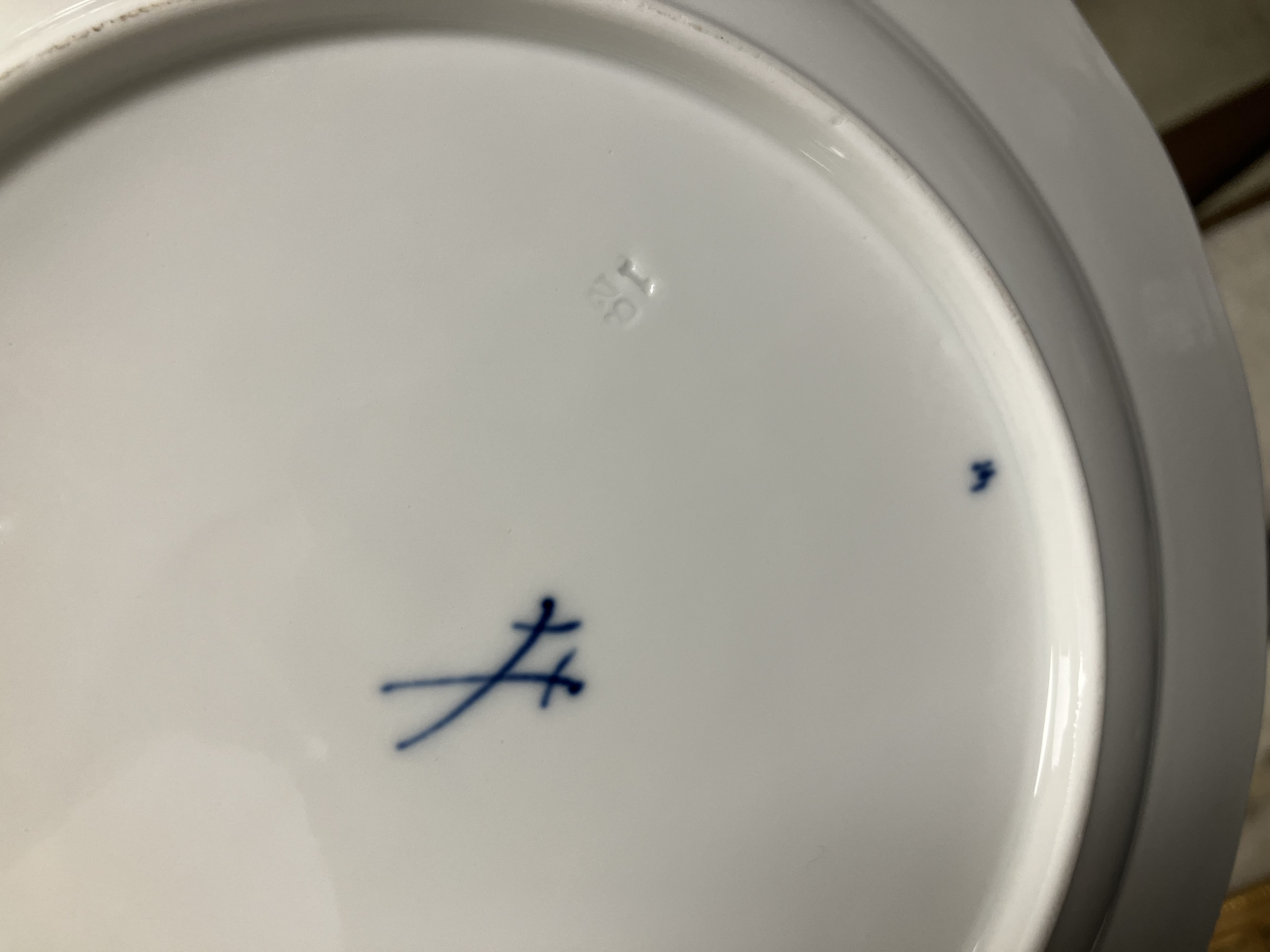 A collection of twelve Meissen "Blue Onion" pattern plates bearing blue crossed swords marks to - Image 30 of 46