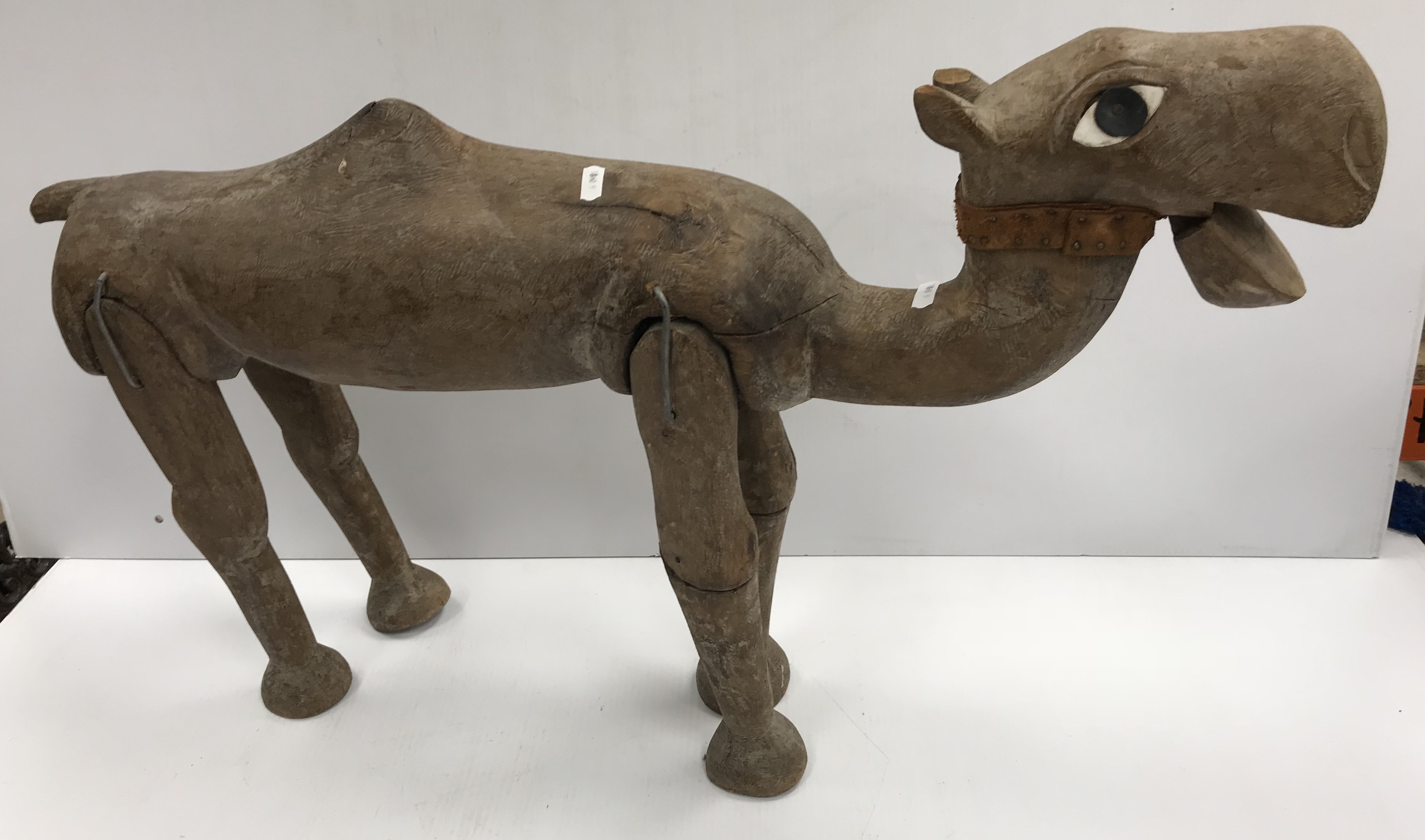 A carved treenware figure of a dromedary camel with basic articulated legs and jaw 51 cm high x 83 - Bild 2 aus 2