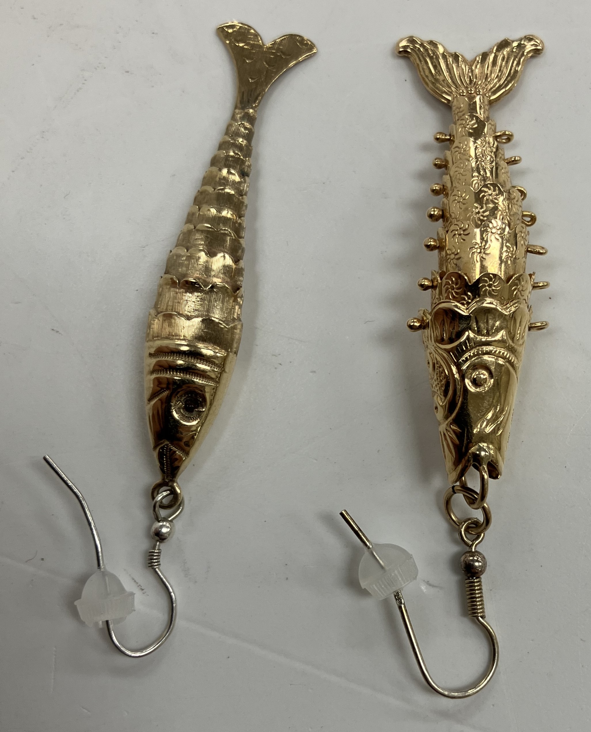 A 14 carat gold articulated fish drop earring, 6.