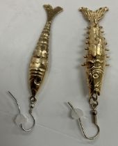 A 14 carat gold articulated fish drop earring, 6.