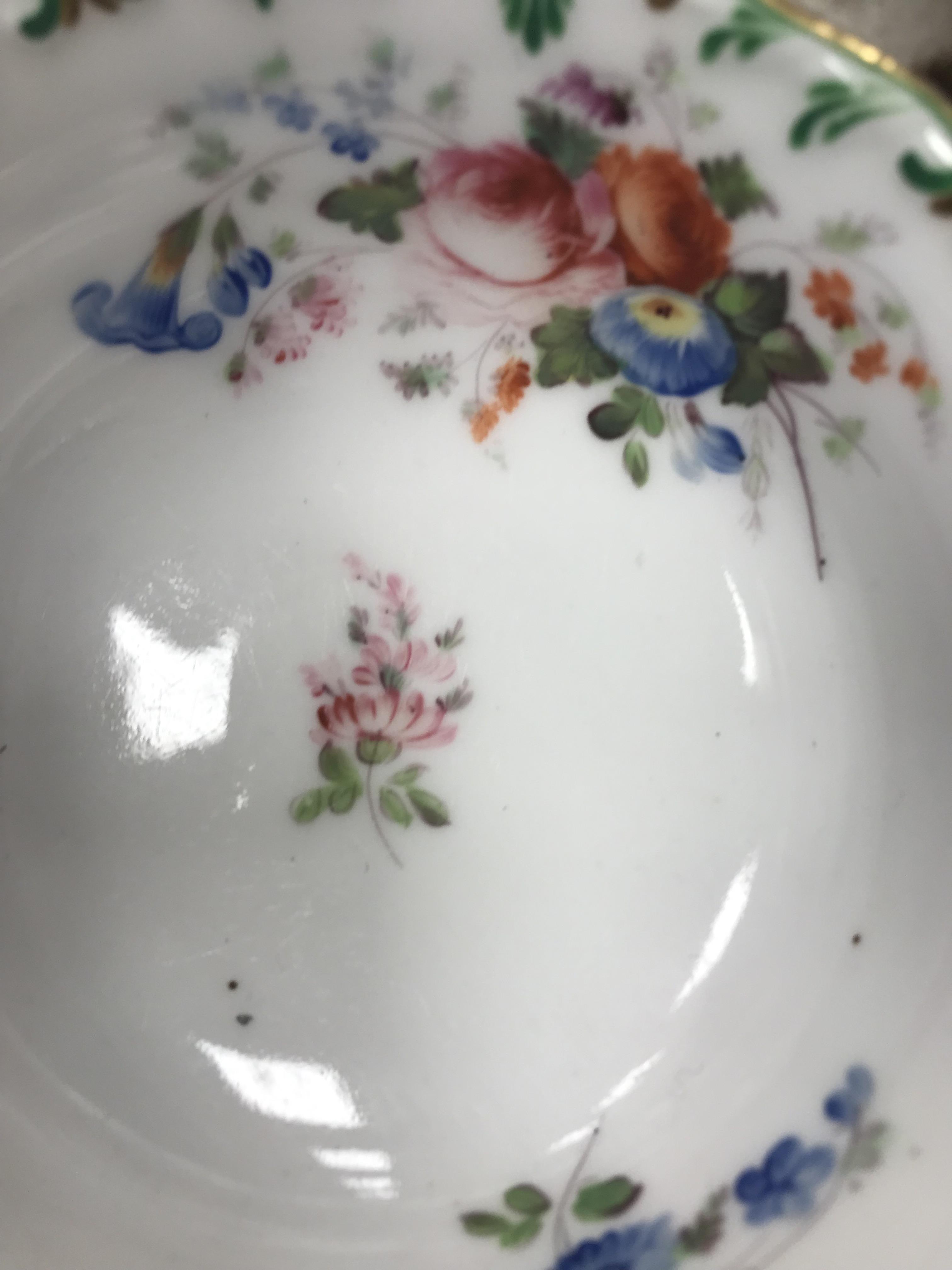 A large collection of china wares to include plates, saucers, teapots, etc. - Image 10 of 37
