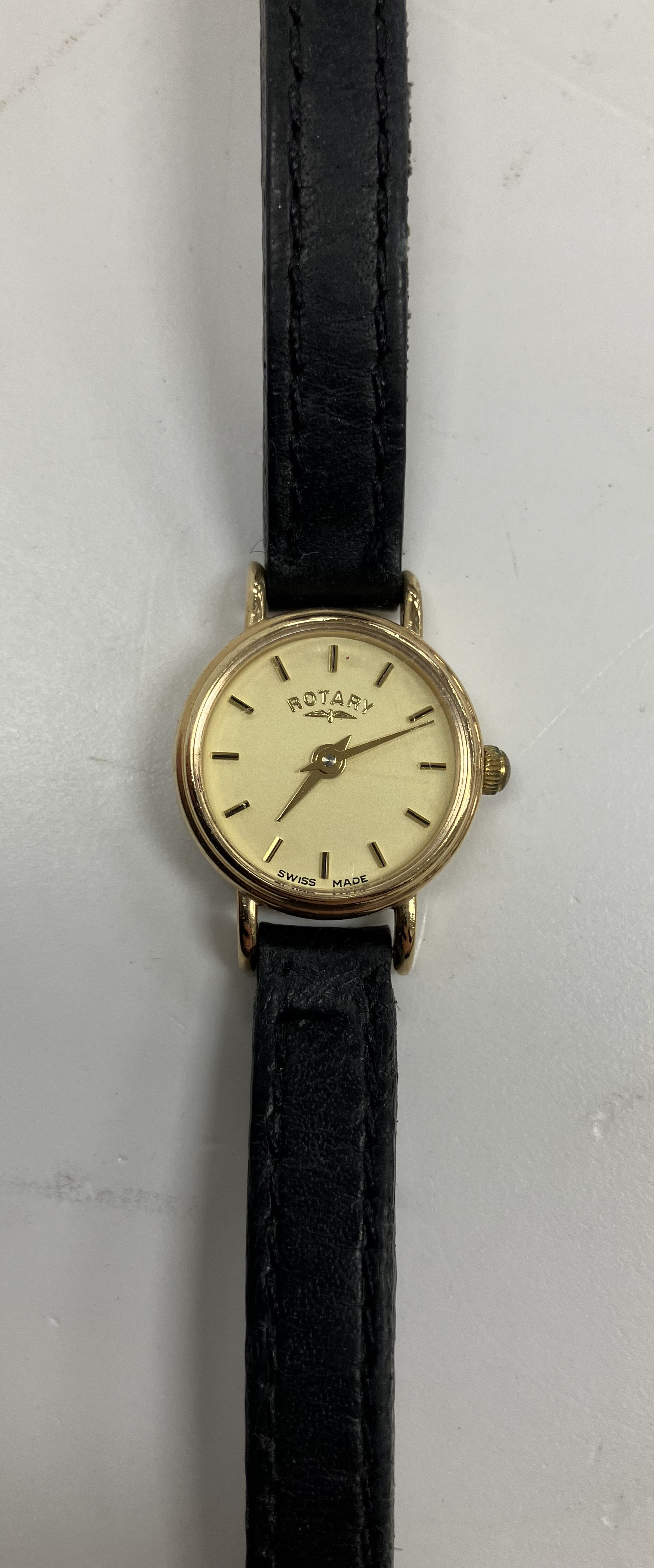 A 9 carat gold ladies Rotary wristwatch with leather strap, - Bild 2 aus 4