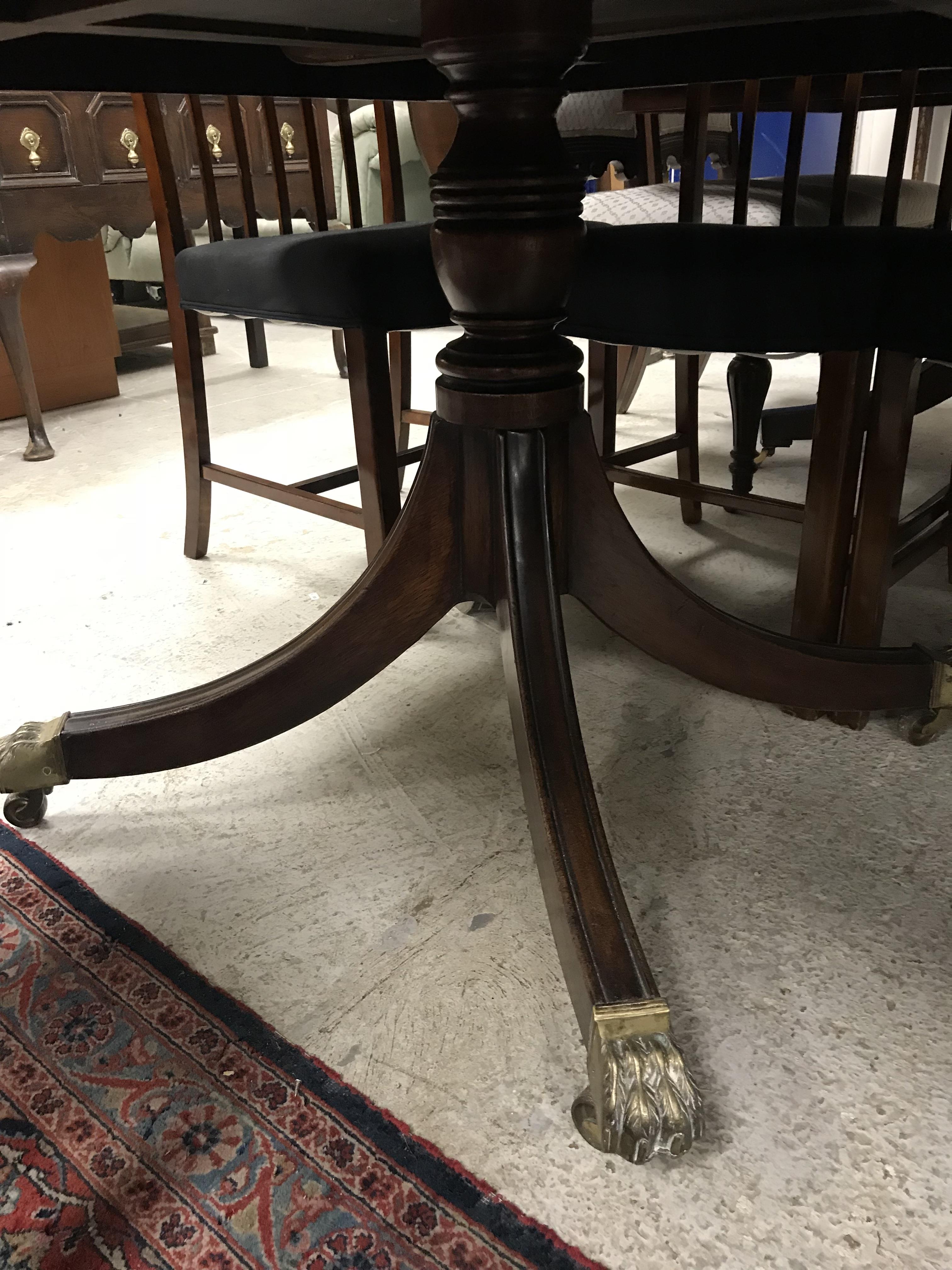 A modern mahogany triple pillar dining or board room table in the Georgian style on splayed - Bild 20 aus 40