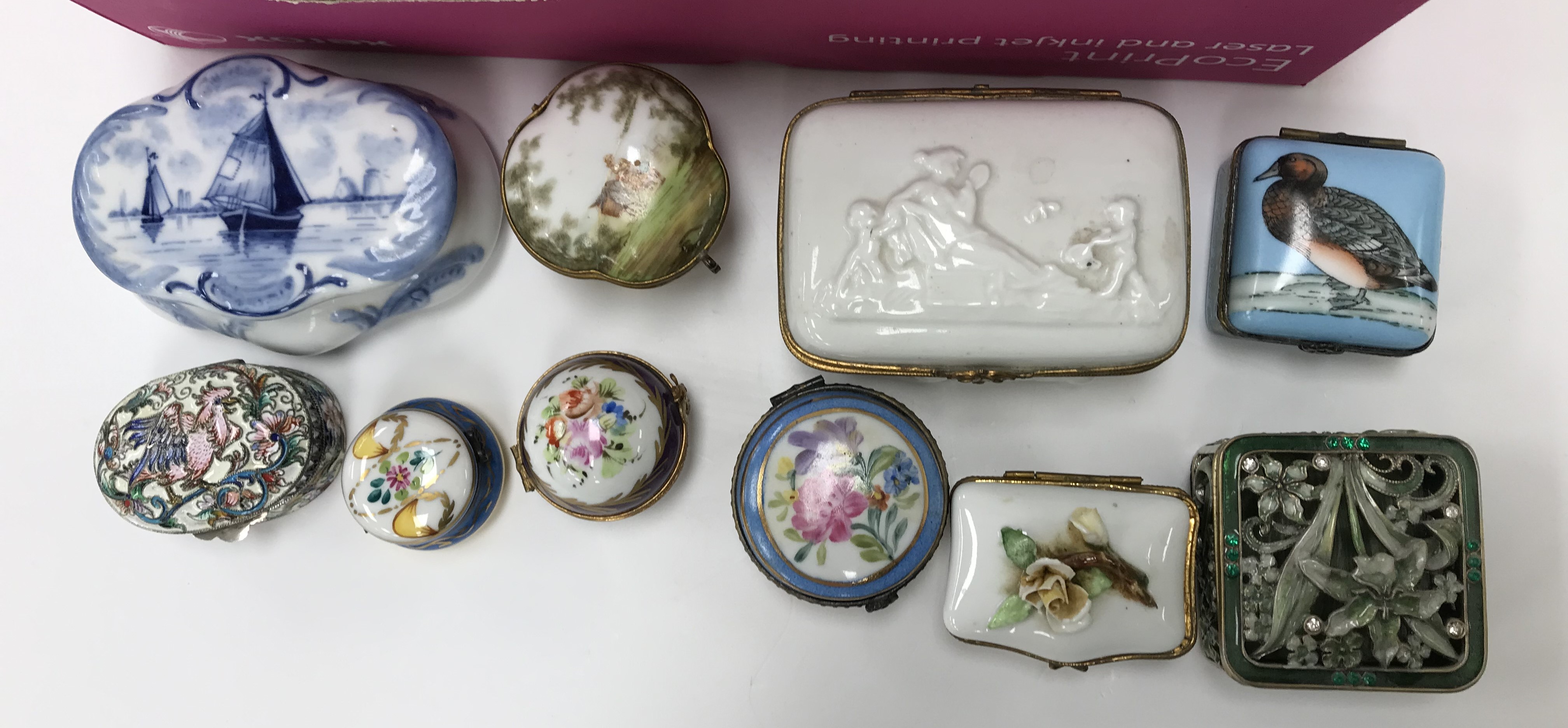 A collection of 34 various miniature, mainly porcelain, boxes, - Image 3 of 3