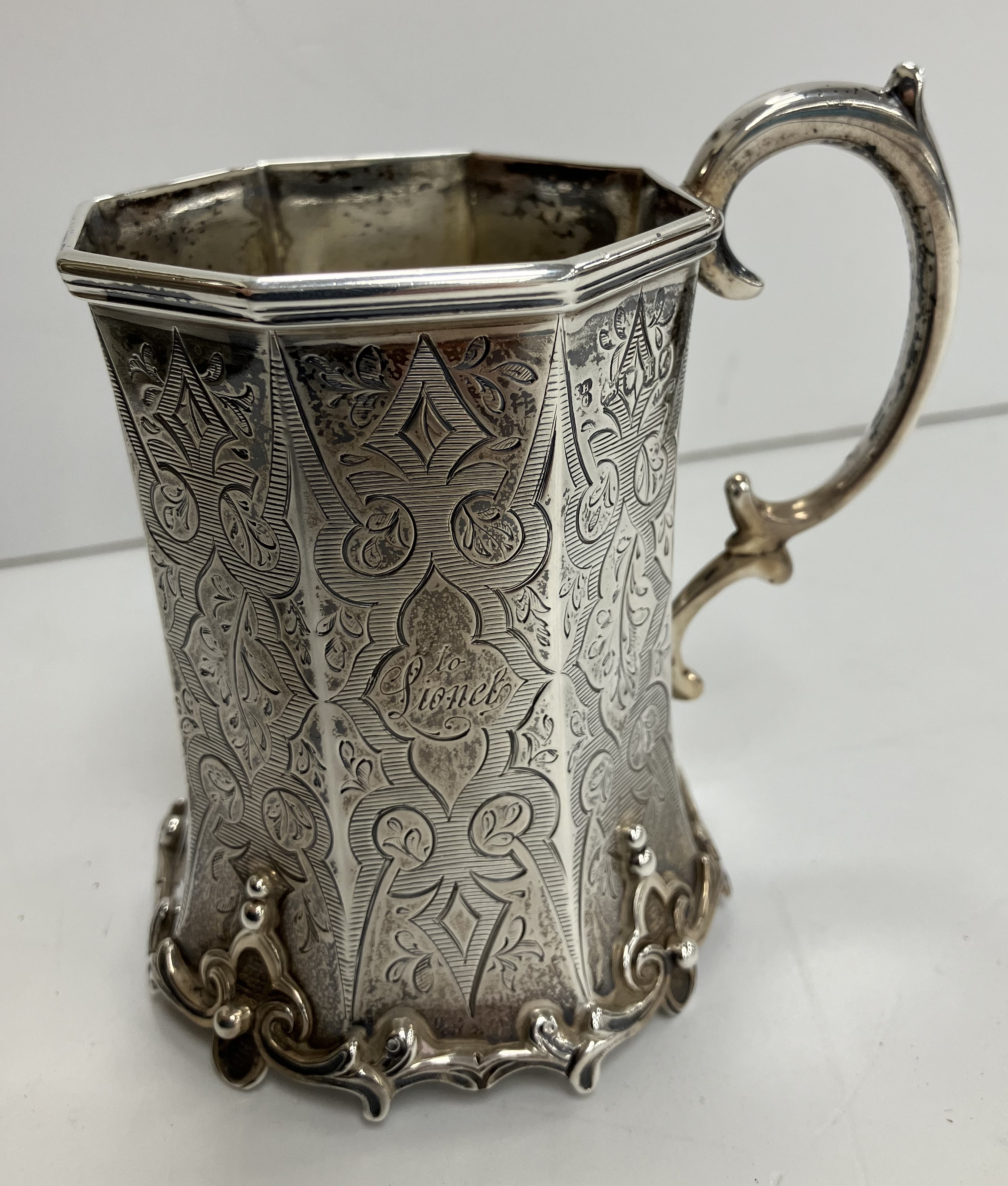 A Victorian silver waisted octagonal Christening mug with Gothic style engraved decoration raised - Bild 3 aus 4