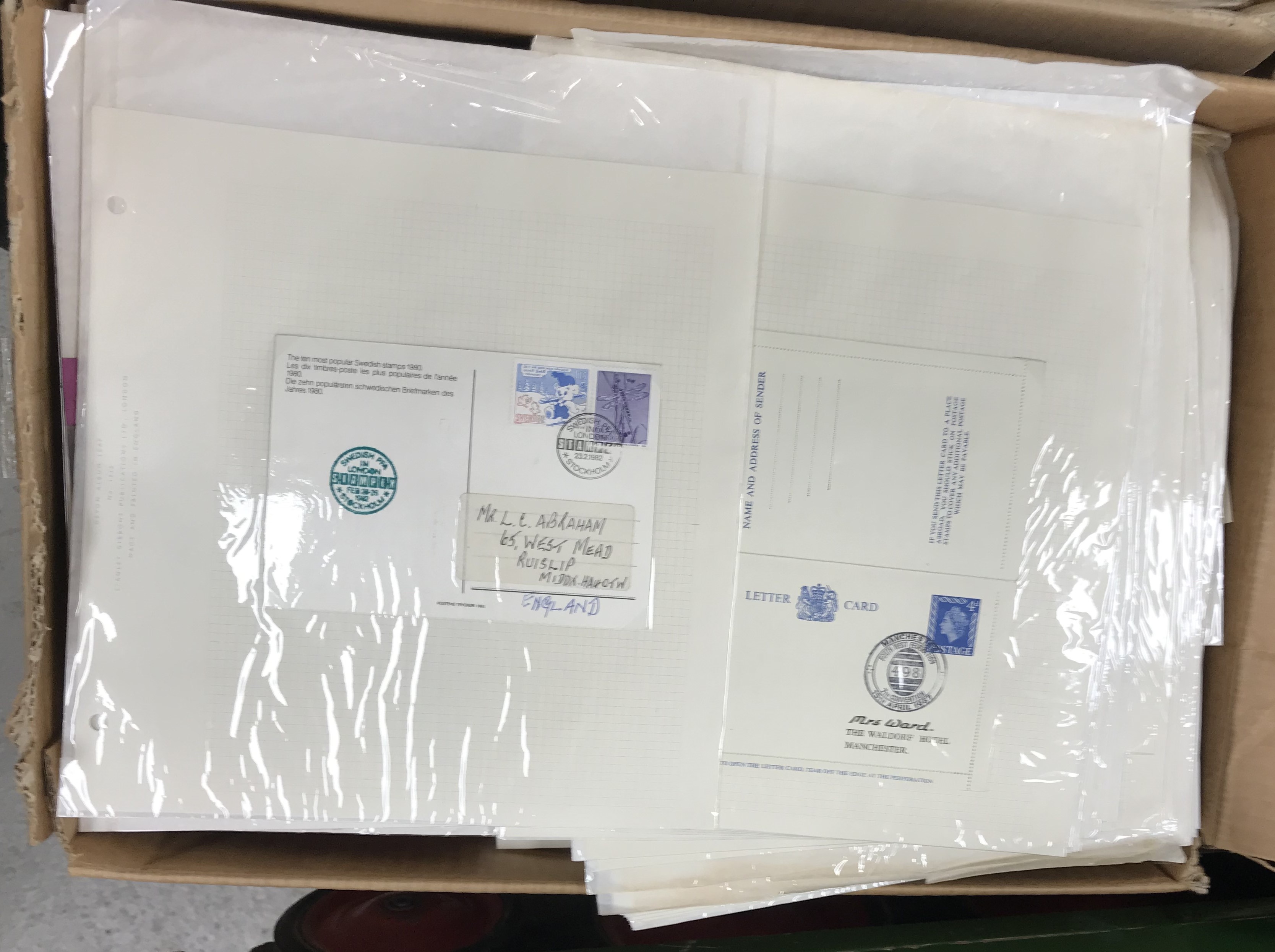 Two boxes containing a collection of mainly First Day Covers in albums and loose - Bild 2 aus 2