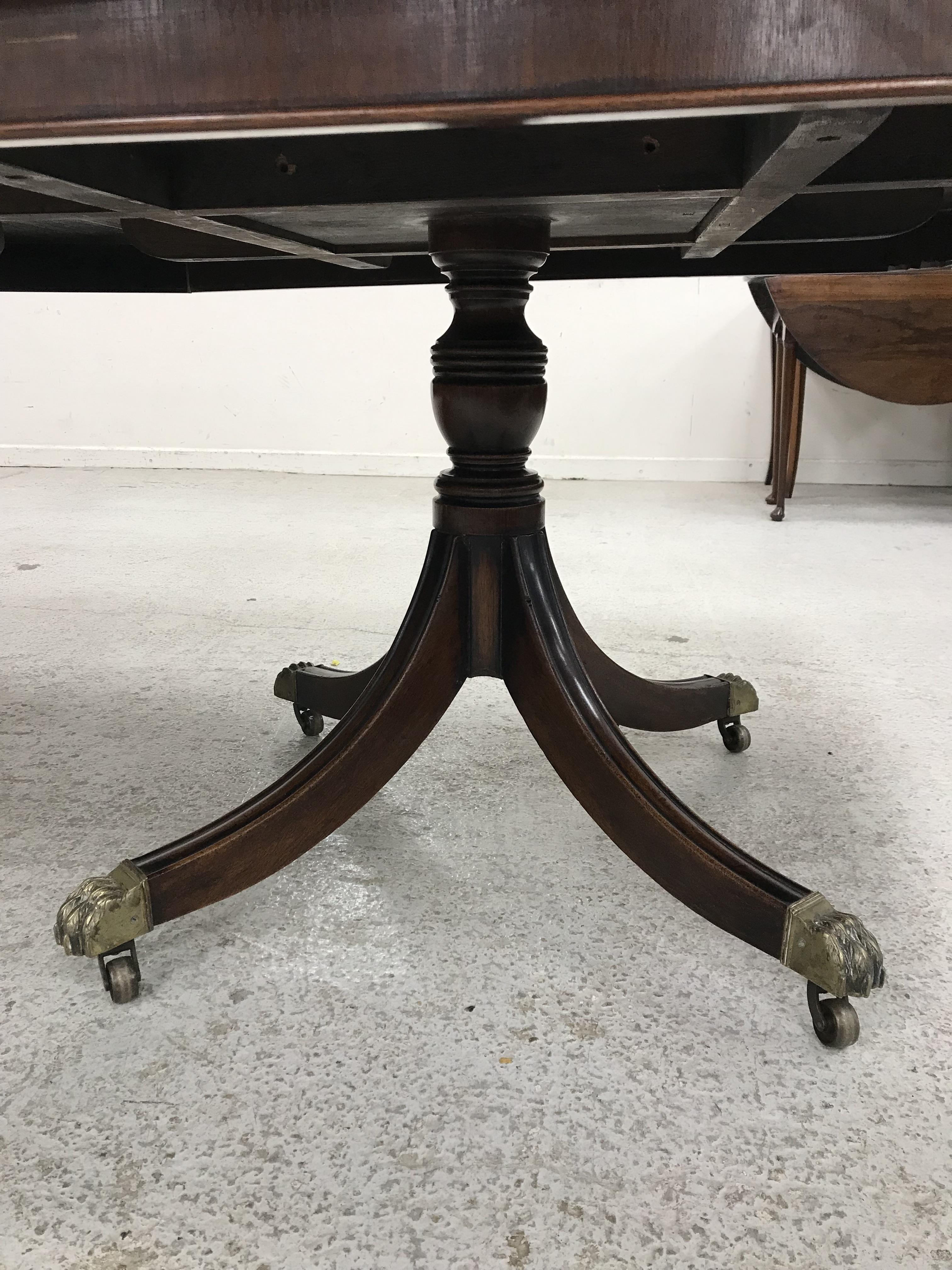 A modern mahogany triple pillar dining or board room table in the Georgian style on splayed - Image 4 of 40