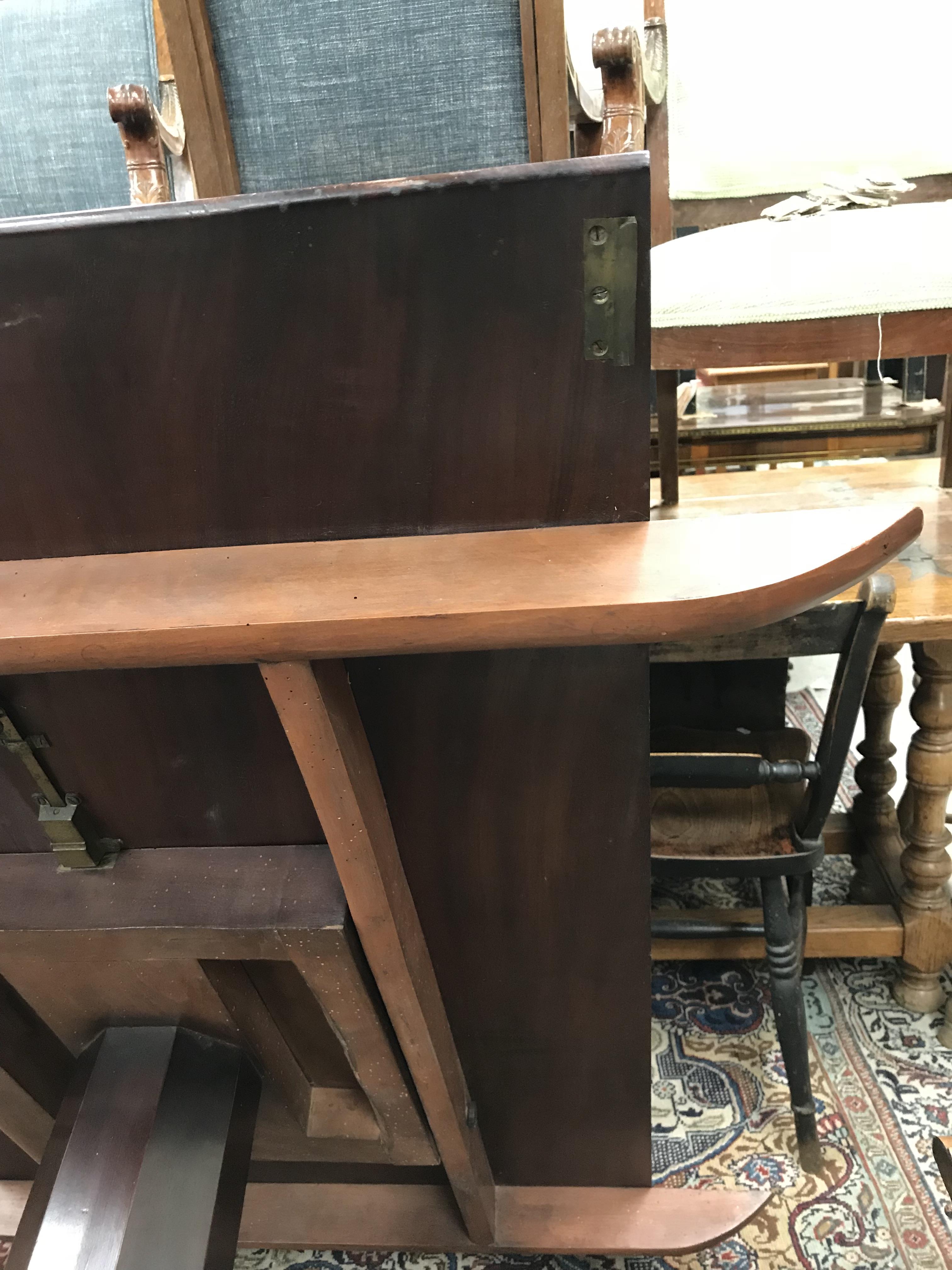 A 19th Century mahogany triple pillar dining table, - Bild 25 aus 38