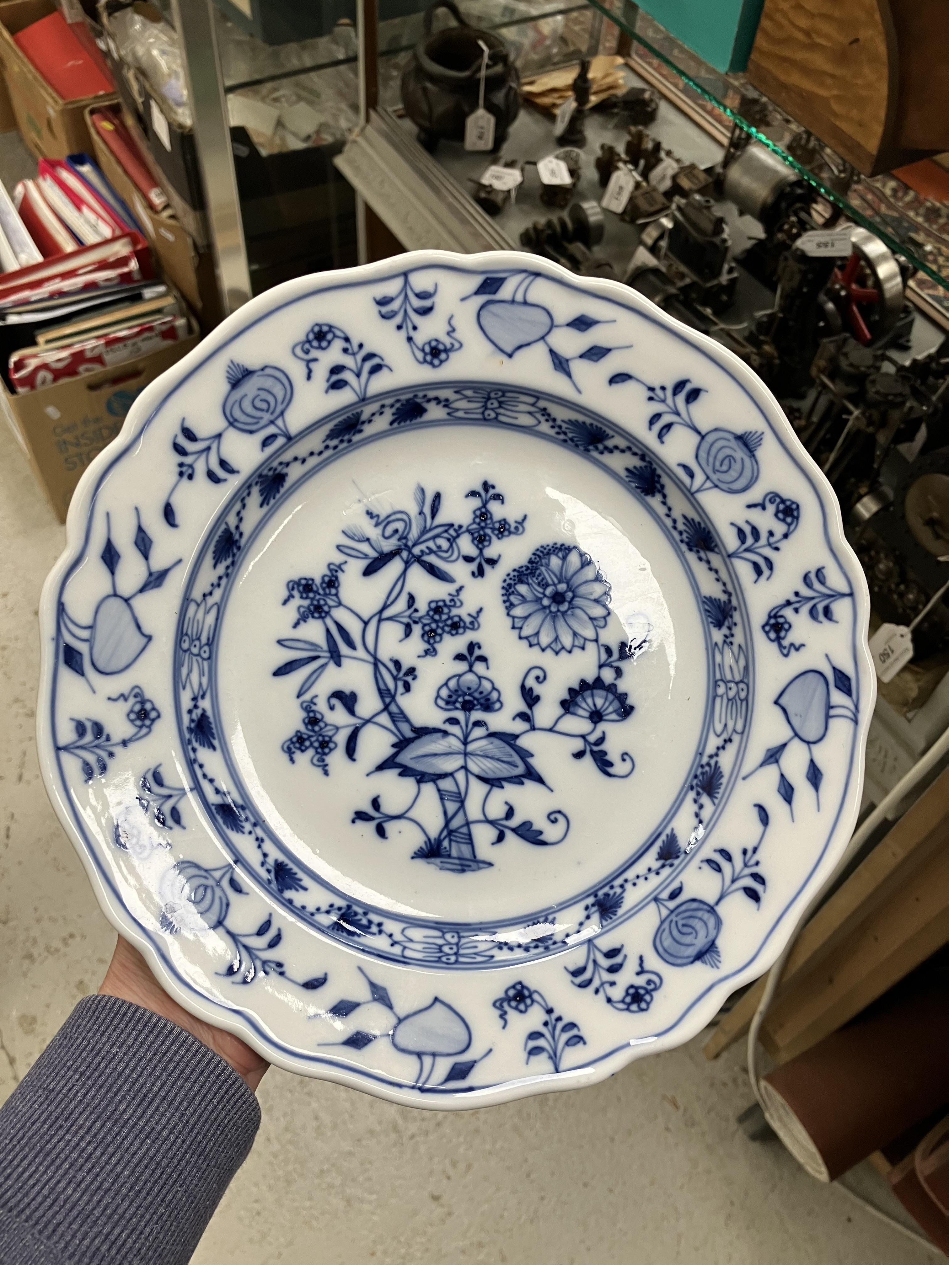A collection of twelve Meissen "Blue Onion" pattern plates bearing blue crossed swords marks to - Image 17 of 46