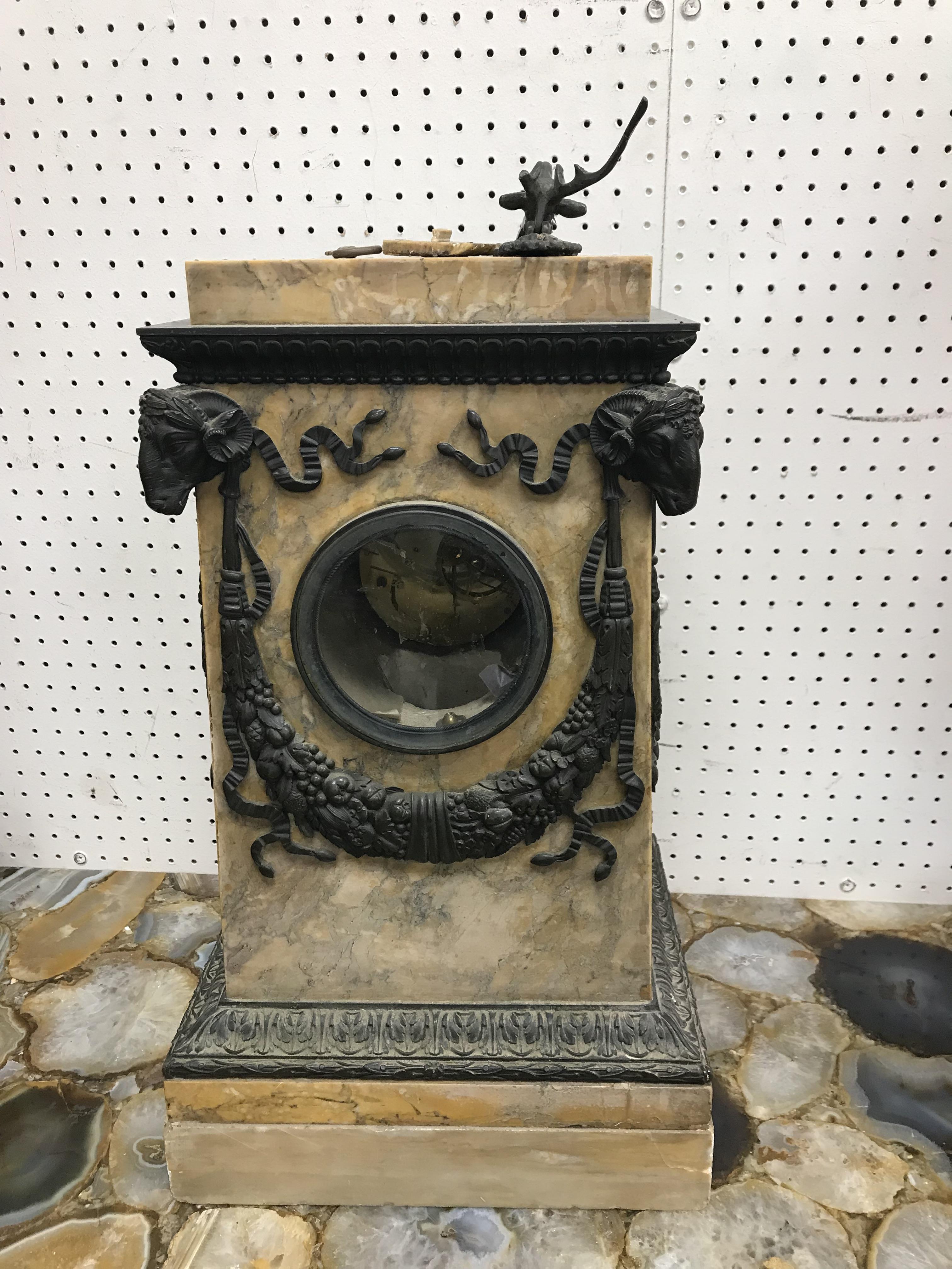 A 19th Century Sienna marble and bronze mounted mantel clock, - Bild 3 aus 5