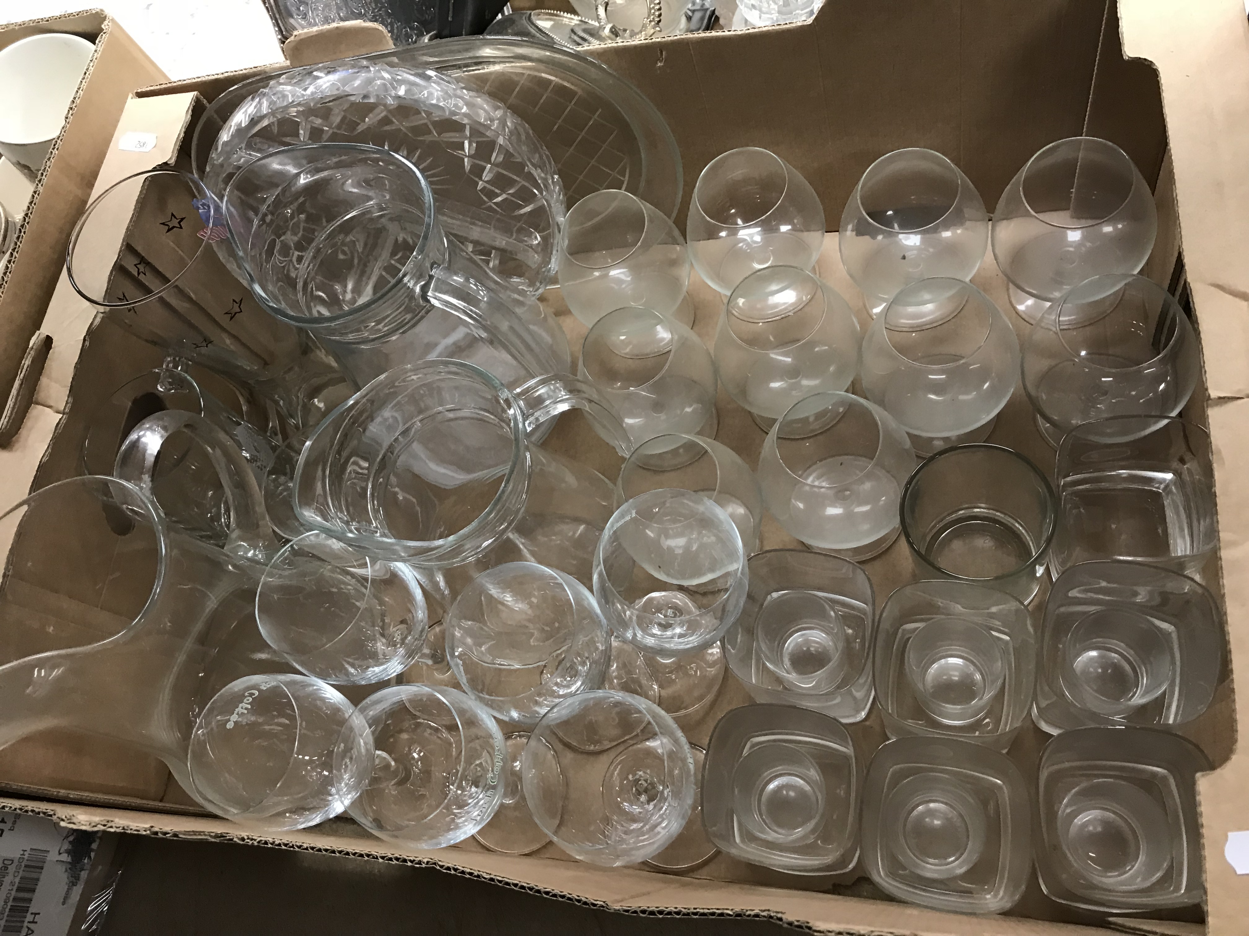 Two boxes of glassware to include wine glasses, lemonade jugs, - Bild 3 aus 3