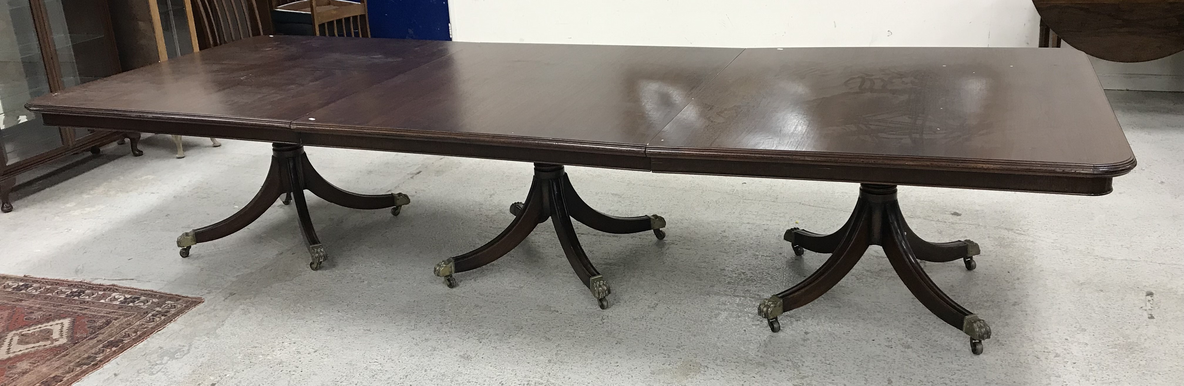 A modern mahogany triple pillar dining or board room table in the Georgian style on splayed - Image 3 of 40
