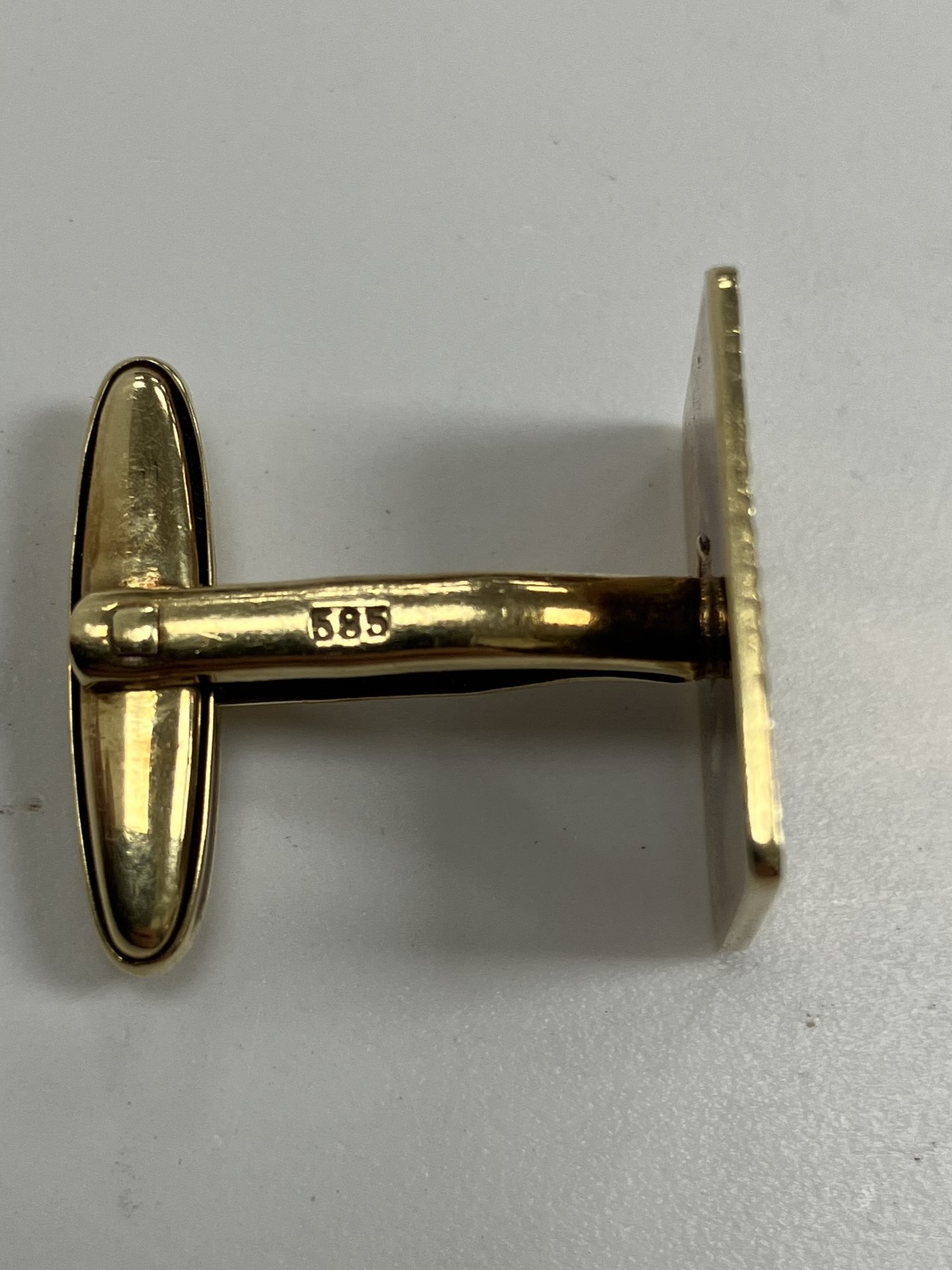 A pair of 14 carat gold gent's cufflinks of rectangular form, 11. - Image 2 of 2
