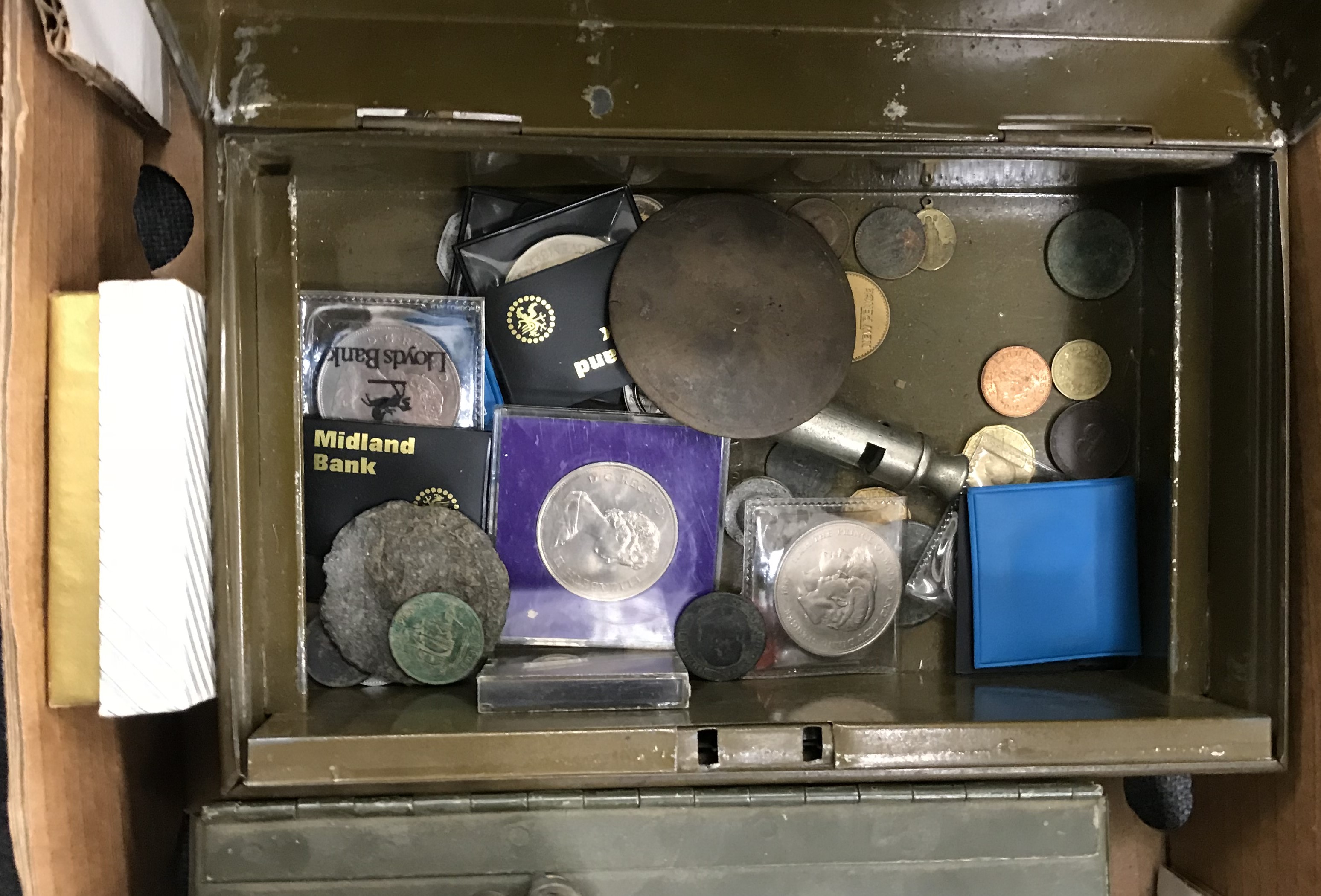 A box containing a collection of various ephemera including metal detector finds such as early - Bild 4 aus 5