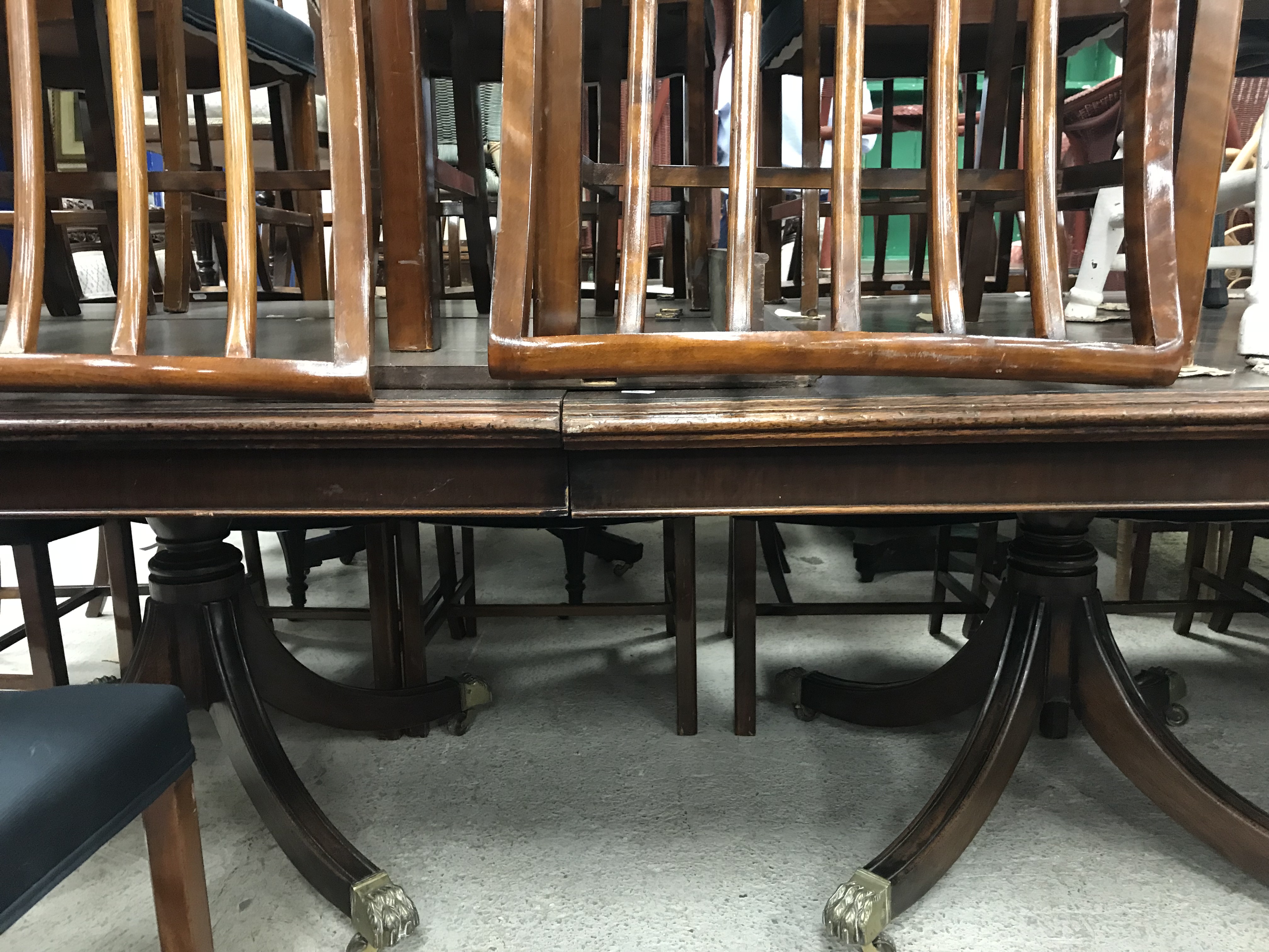 A modern mahogany triple pillar dining or board room table in the Georgian style on splayed - Bild 22 aus 40