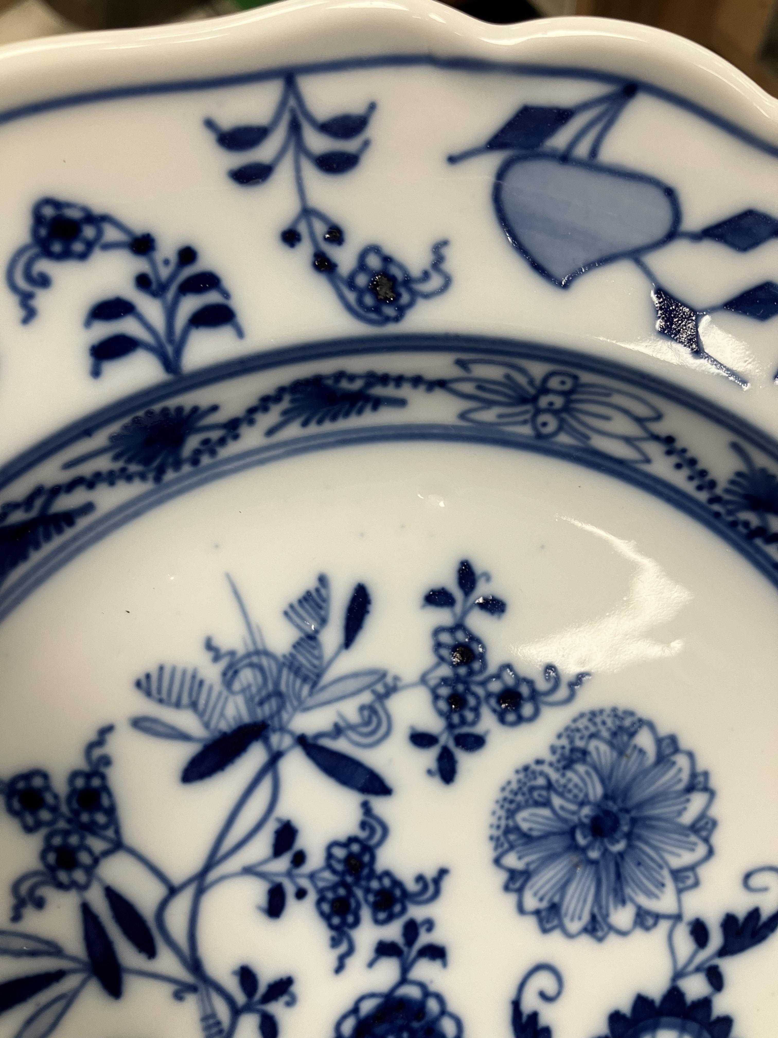 A collection of twelve Meissen "Blue Onion" pattern plates bearing blue crossed swords marks to - Image 23 of 46