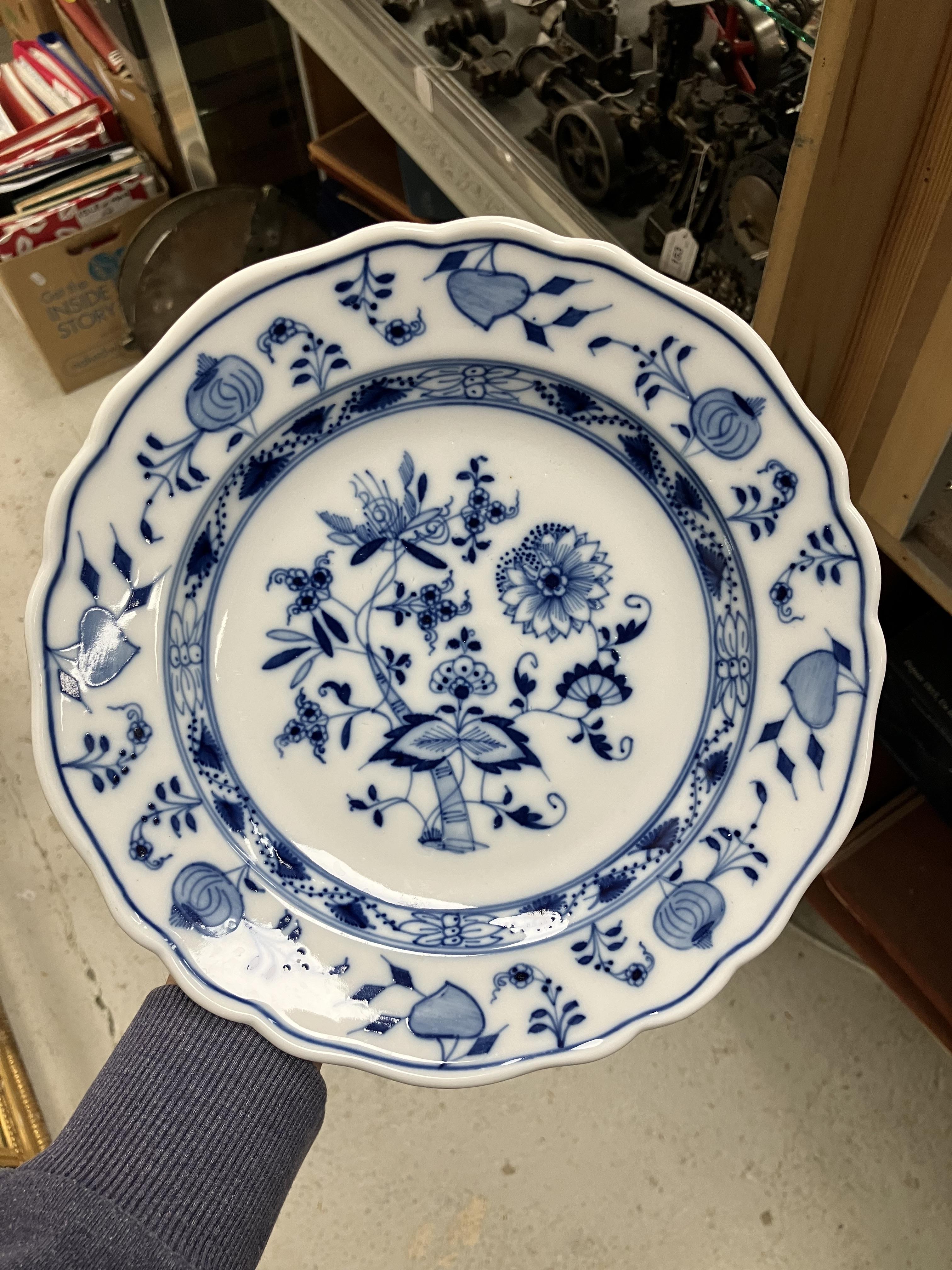 A collection of twelve Meissen "Blue Onion" pattern plates bearing blue crossed swords marks to - Image 20 of 46
