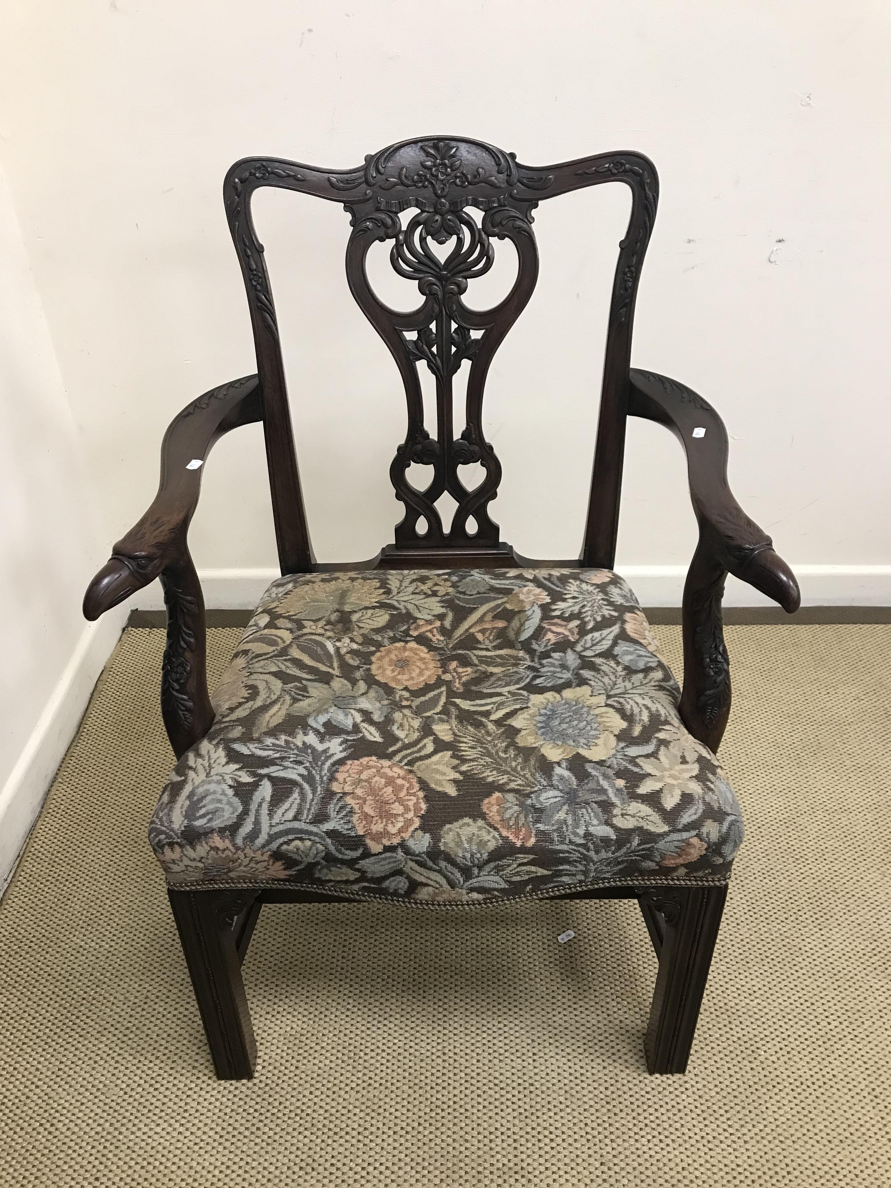 A pair of circa 1900 carved mahogany framed dining chairs by Howard & Sons of London, - Bild 4 aus 4