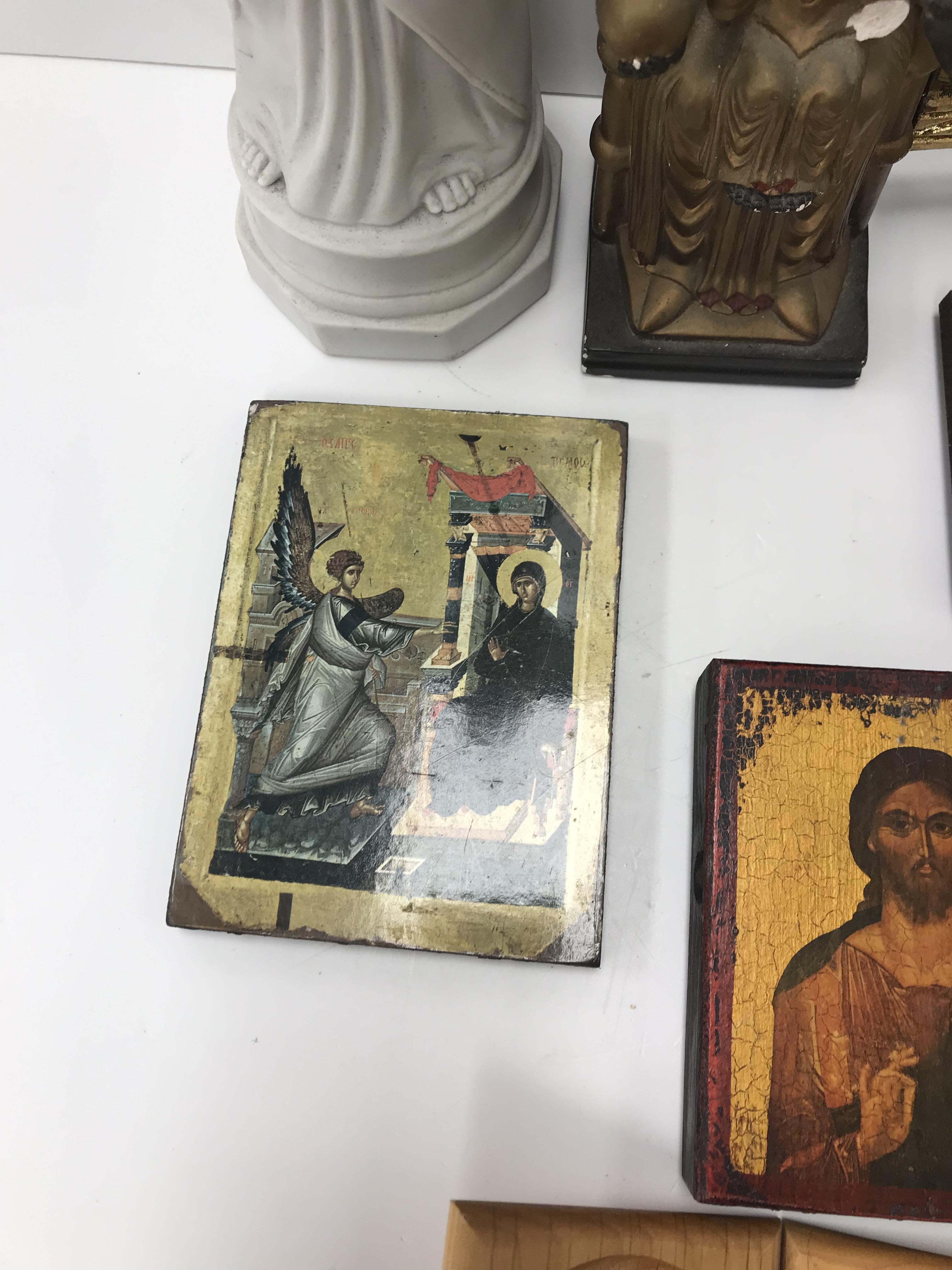 A box of various religious artefacts including a blanc de chine figure of "The Virgin Mary", - Bild 4 aus 4