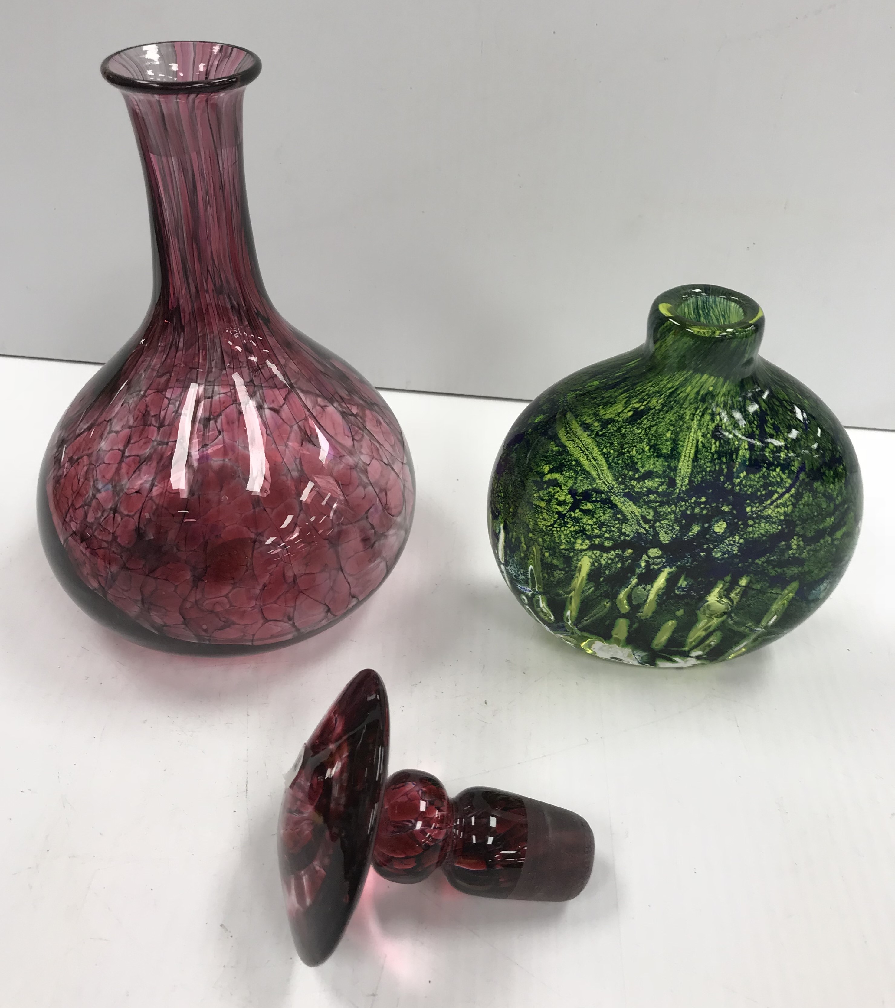 A Laugharne glass mottled pink onion shaped decanter and compressed mushroom stopper, - Image 2 of 2