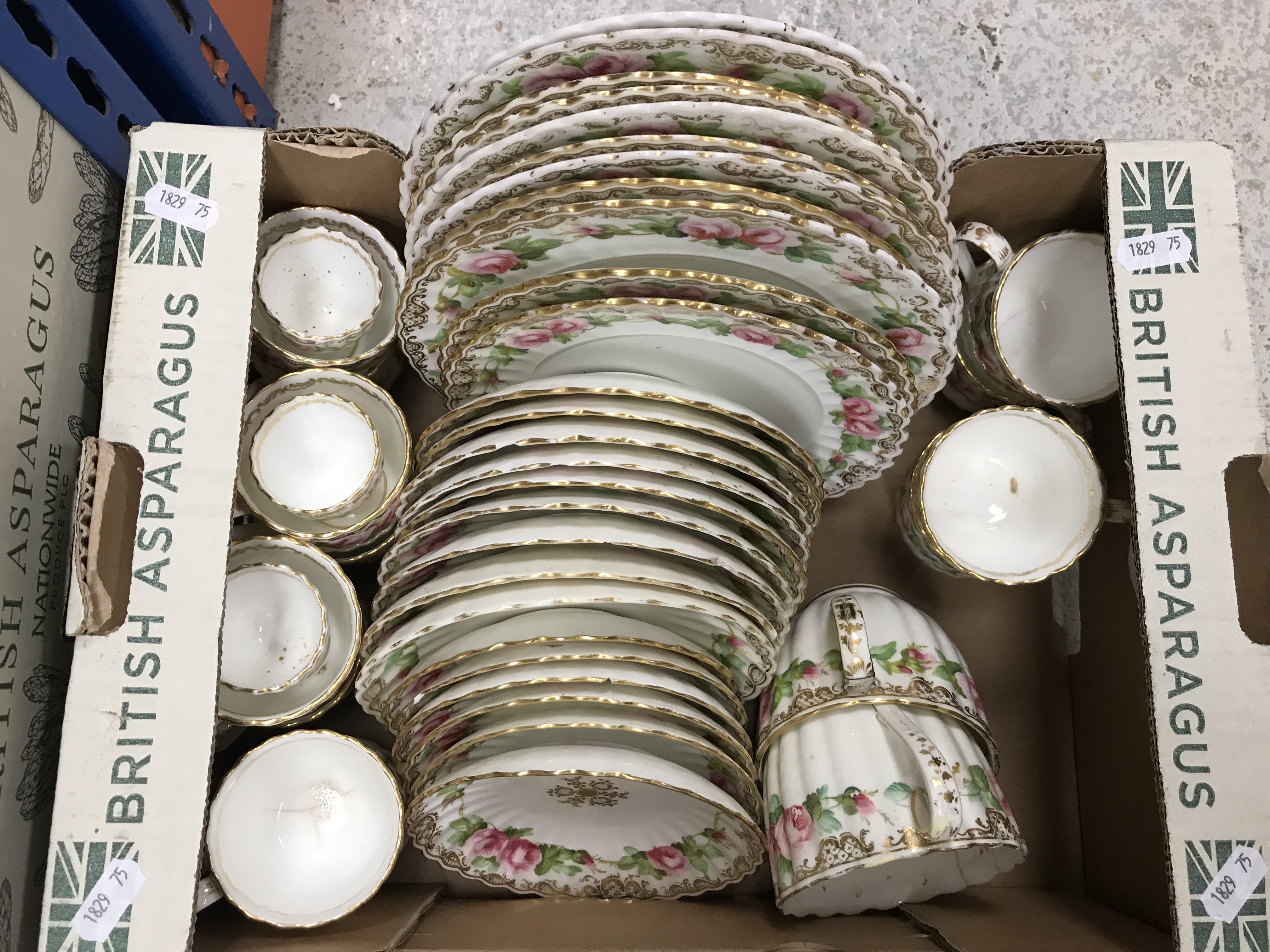 A large collection of china wares to include plates, saucers, teapots, etc. - Image 2 of 37