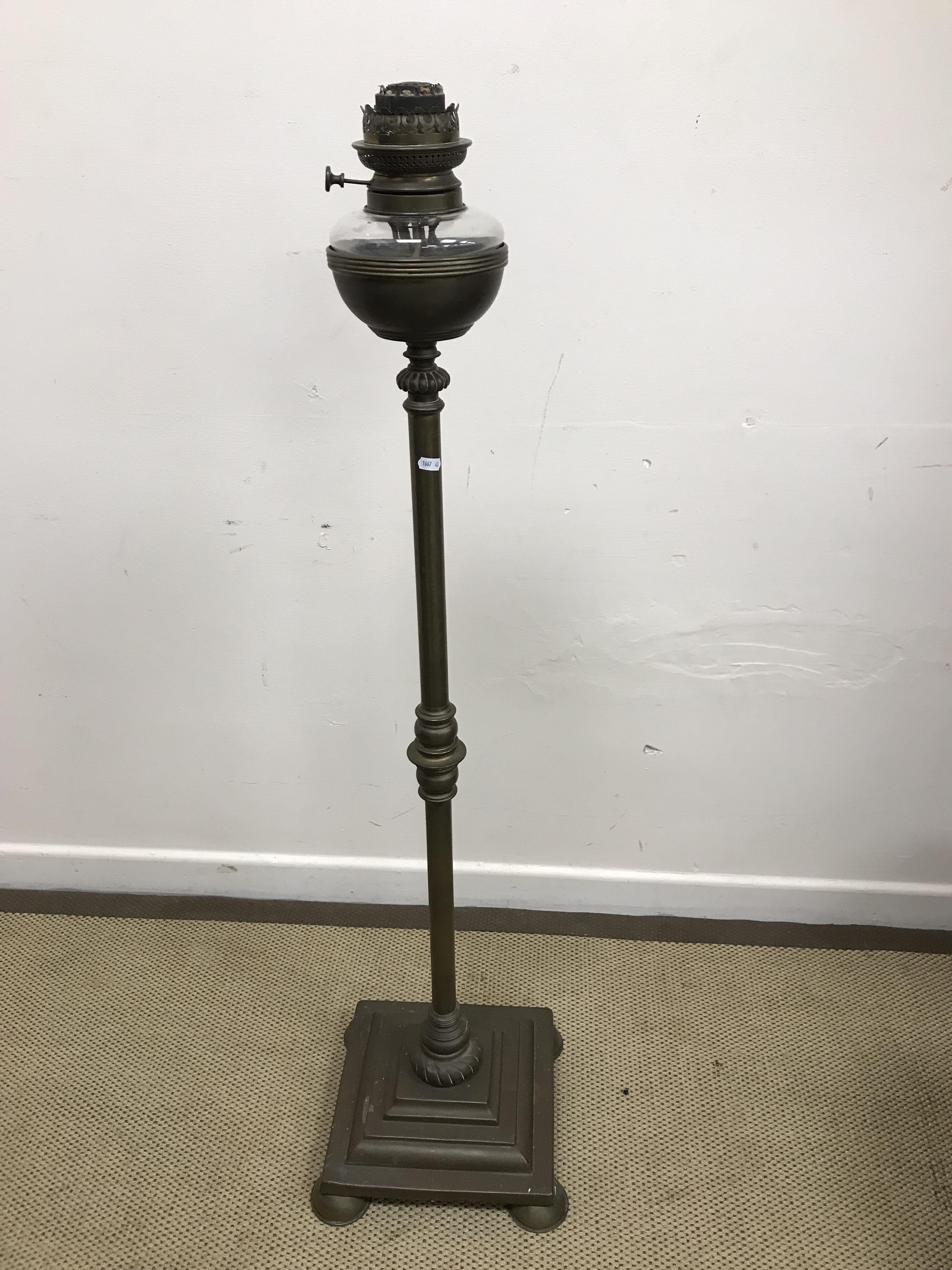 A late Victorian brass column oil standard lamp with clear glass reservoir and diamant burner 131 - Bild 4 aus 4