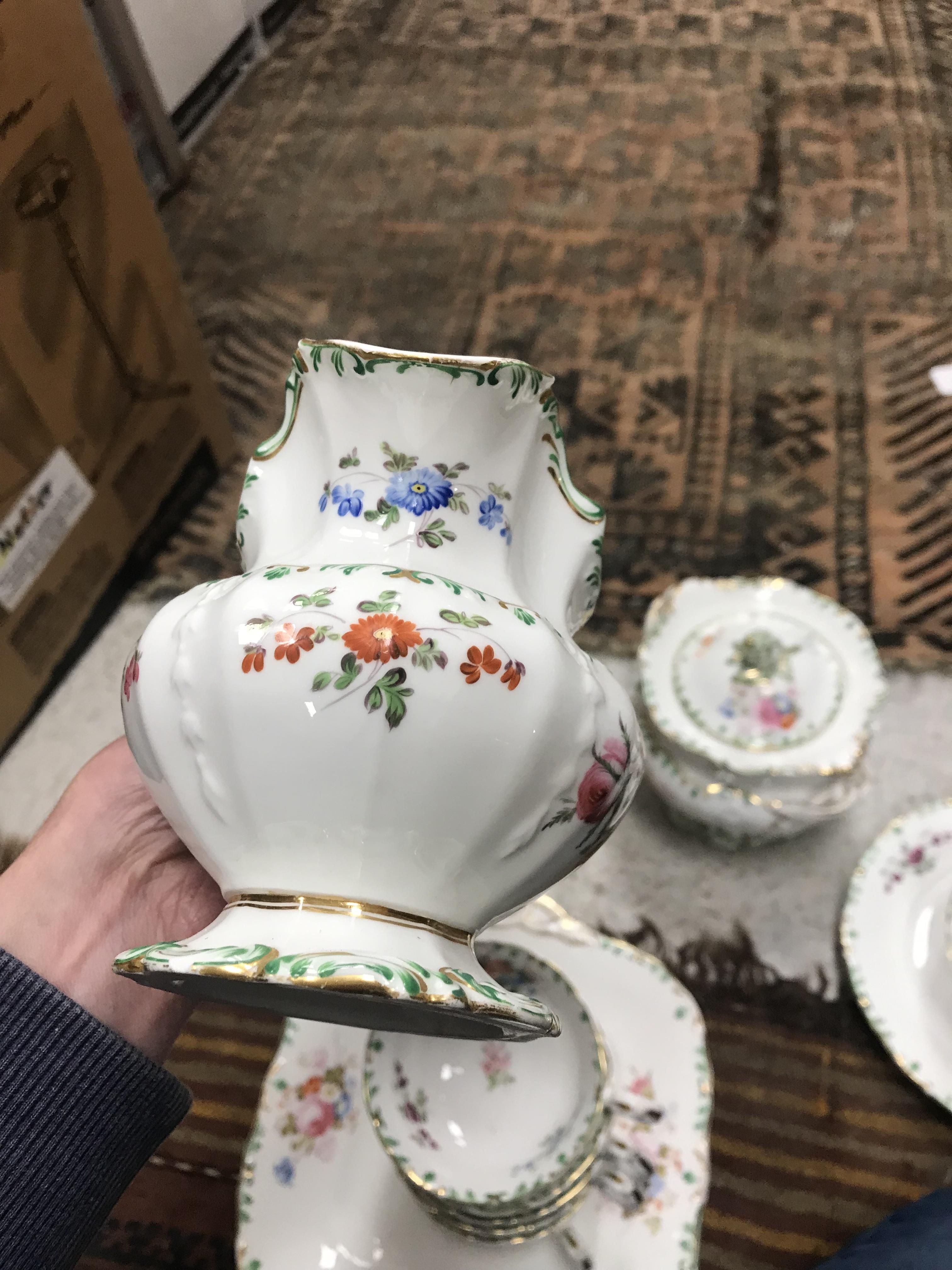 A large collection of china wares to include plates, saucers, teapots, etc. - Image 20 of 37